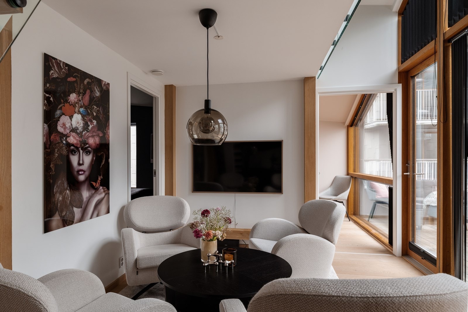 Den åpne planløsningen skaper en luftig og sosial sone, med god plass til både sofagruppe og spisebord. Galleribilde