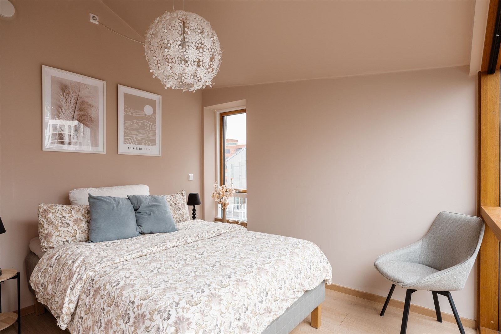 Lyst og behagelig soverom av god størrelse med plass til dobbeltseng og tilhørende møblering. Galleribilde