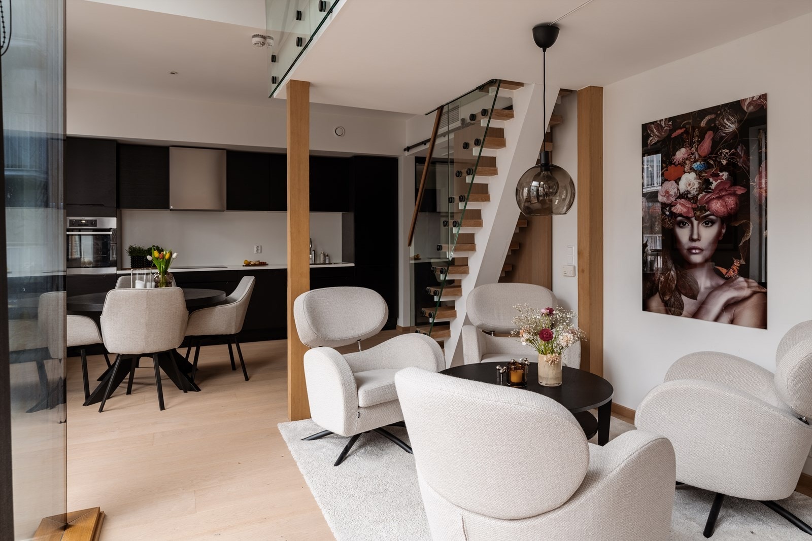 En stilren trapp med detaljer i eik og glass gir rommet et moderne og arkitektonisk uttrykk, samtidig som den bidrar til en luftig romfølelse. Galleribilde