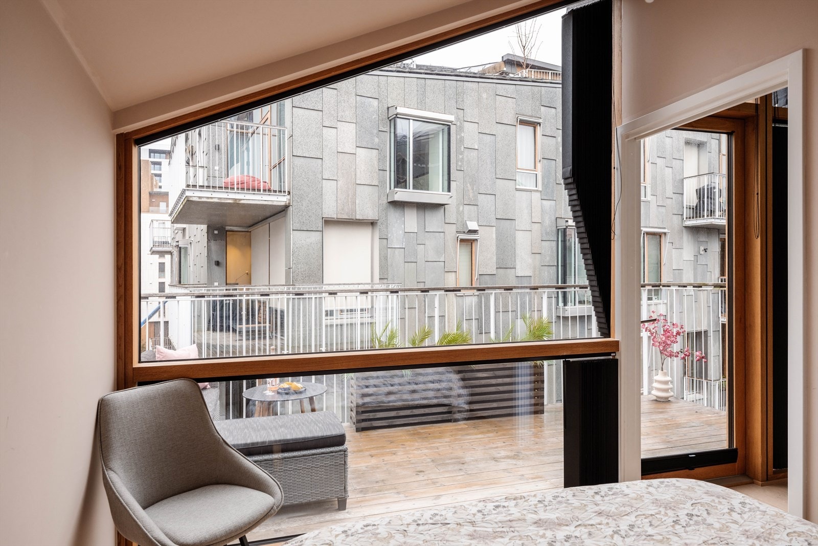 tore vindusflater slipper inn rikelig med naturlig lys og gir rommet en luftig og harmonisk atmosfære, velegnet som soverom eller gjesterom. Galleribilde