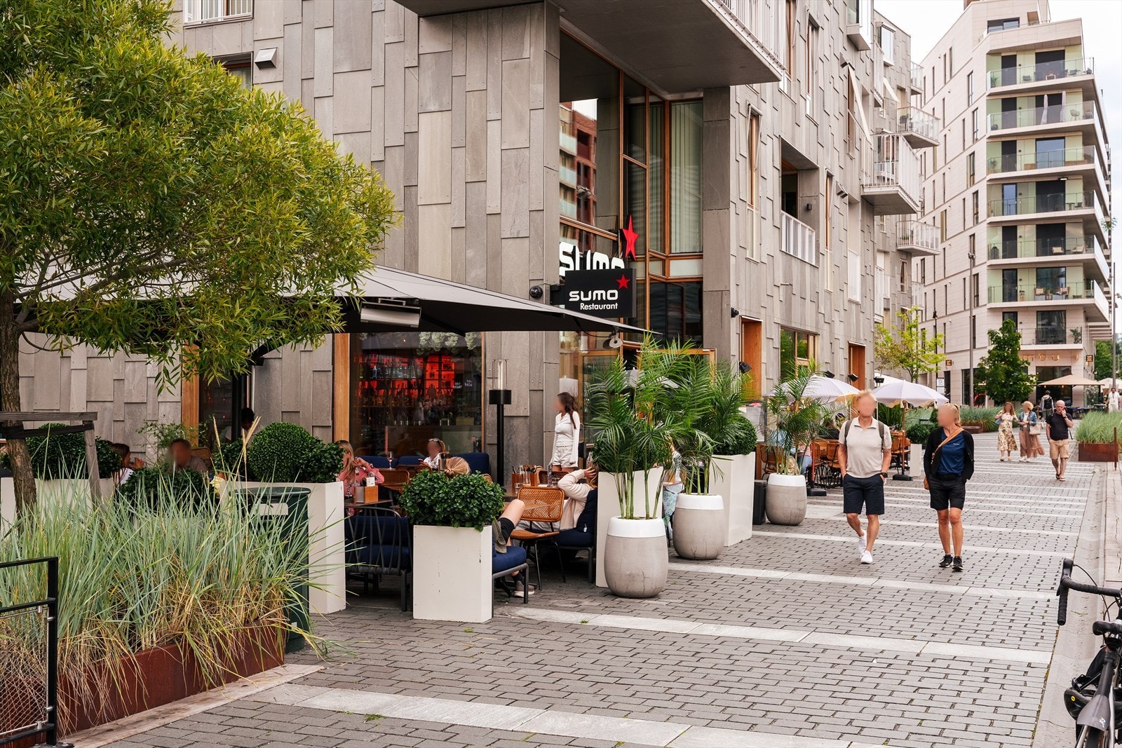 Listen av serveringssteder i nabolaget er lang med steder som Maaemo , The Vandelay, Nimbu, Sumo Restaurant Bjørvika, VIN Bjørvika for å nevne noen. Galleribilde