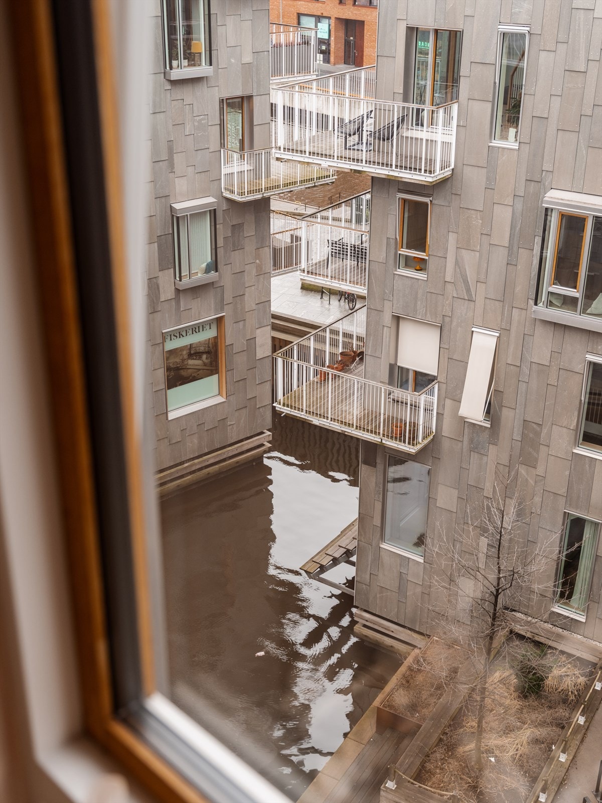 Fra vinduet kan du kikke rett ned mot sjøen. Galleribilde