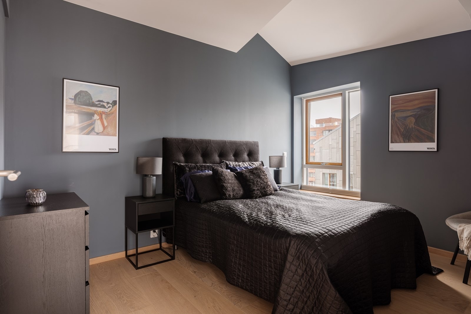 Hovedsoverommet fremstår som rolig og harmonisk, med en lun fargepalett som gir rommet en behagelig atmosfære. Galleribilde