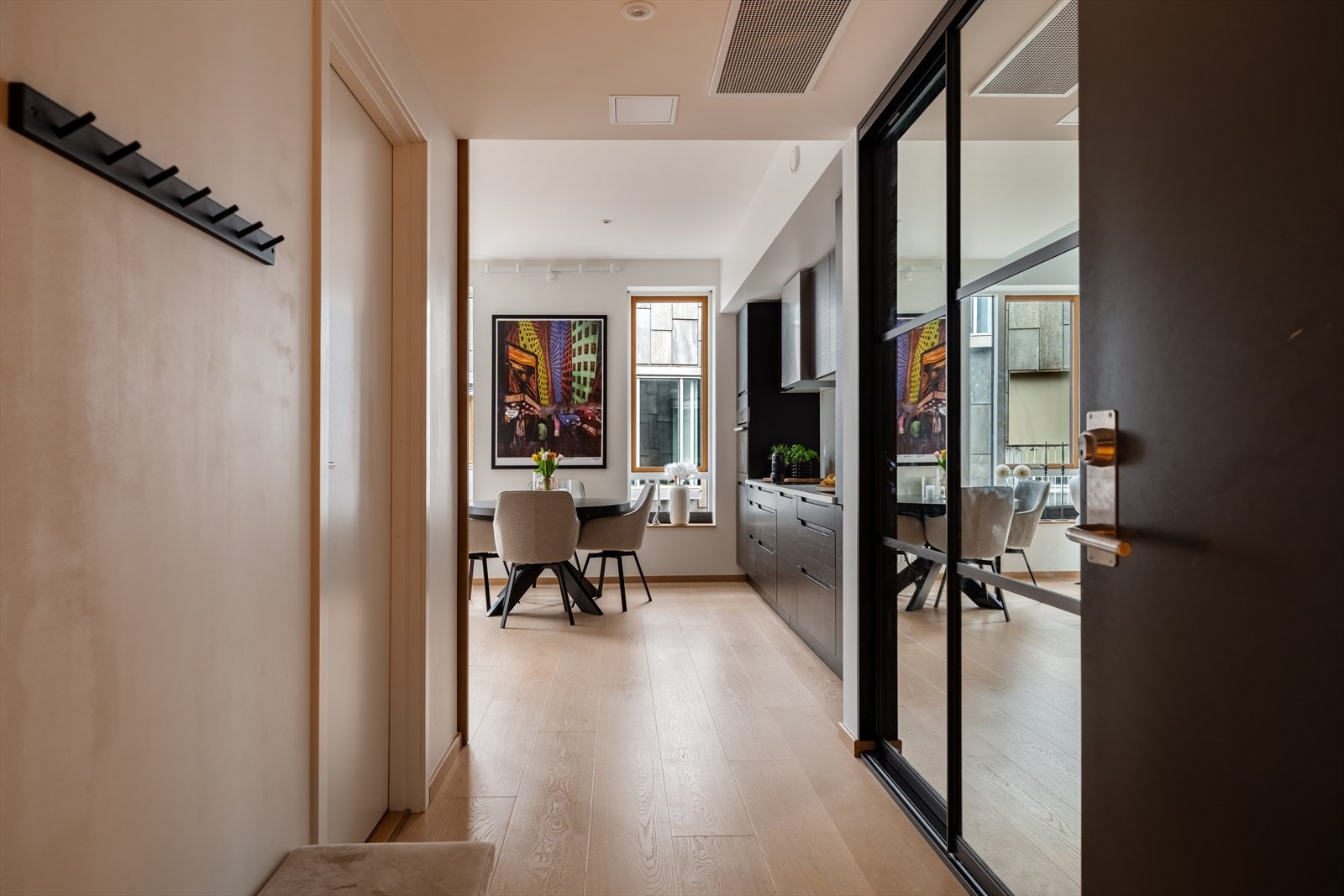 Leiligehten har varmekonvektor, som også har en kjølefunksjon for bruk i sommersesongen. Galleribilde