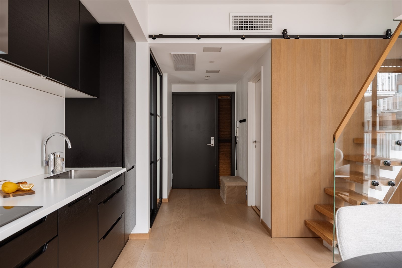 Døren kan skyves helt opp og sørger for godt med lys til gangen. Galleribilde