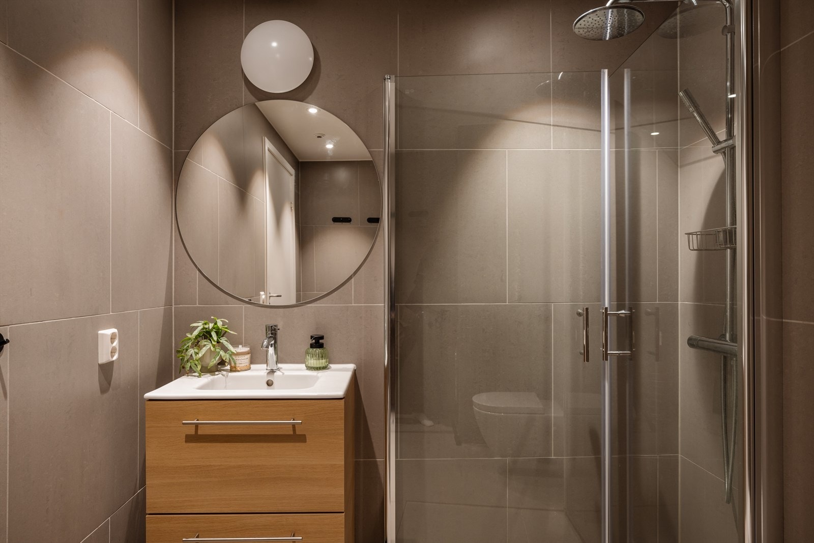 Lekkert, flislagt baderom med storformat fliser og varmekabler i gulvet. Galleribilde