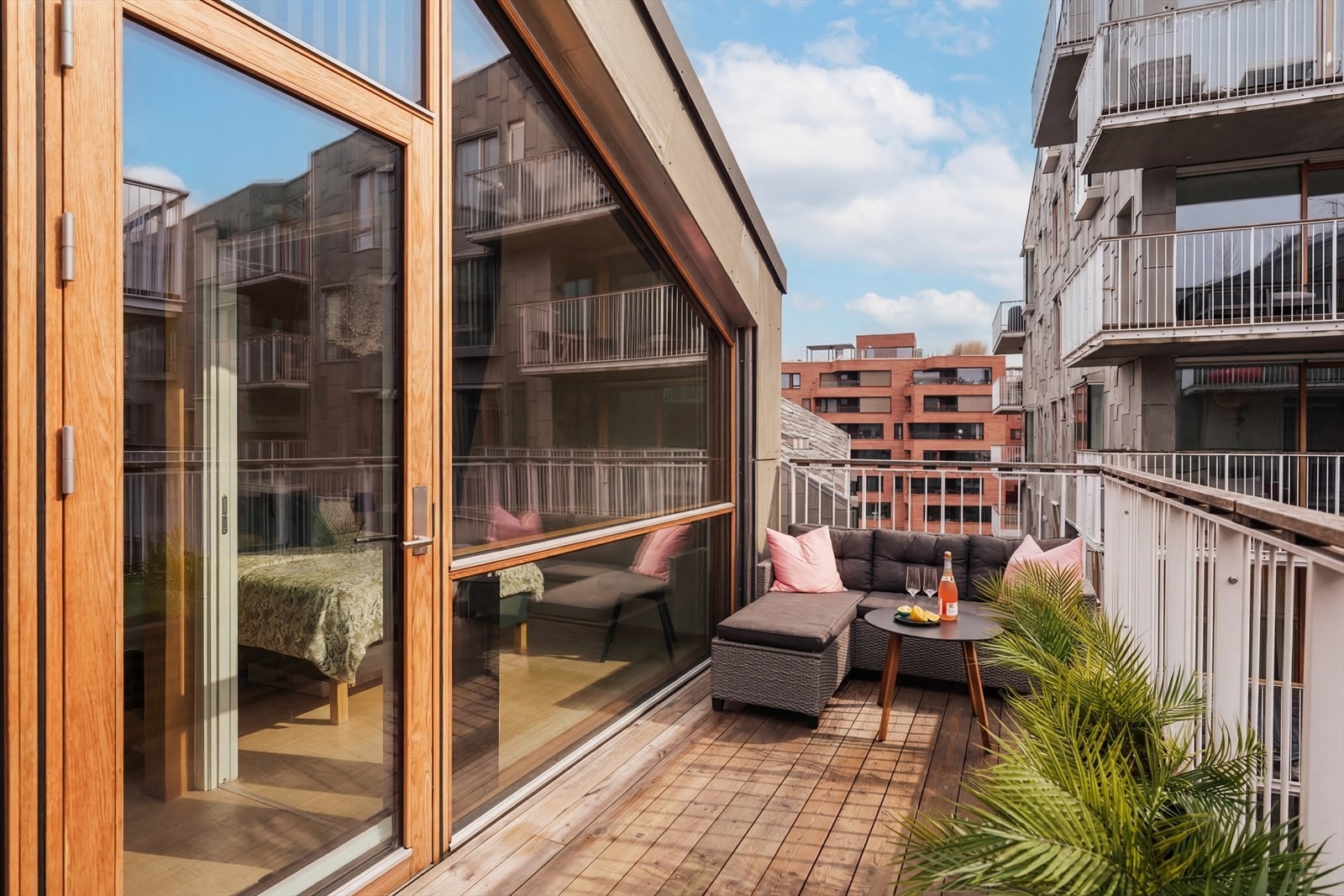 Balkongen vender mot nordvestvendt og har god plass til lounge, grill og det dere måtte ønske. Galleribilde