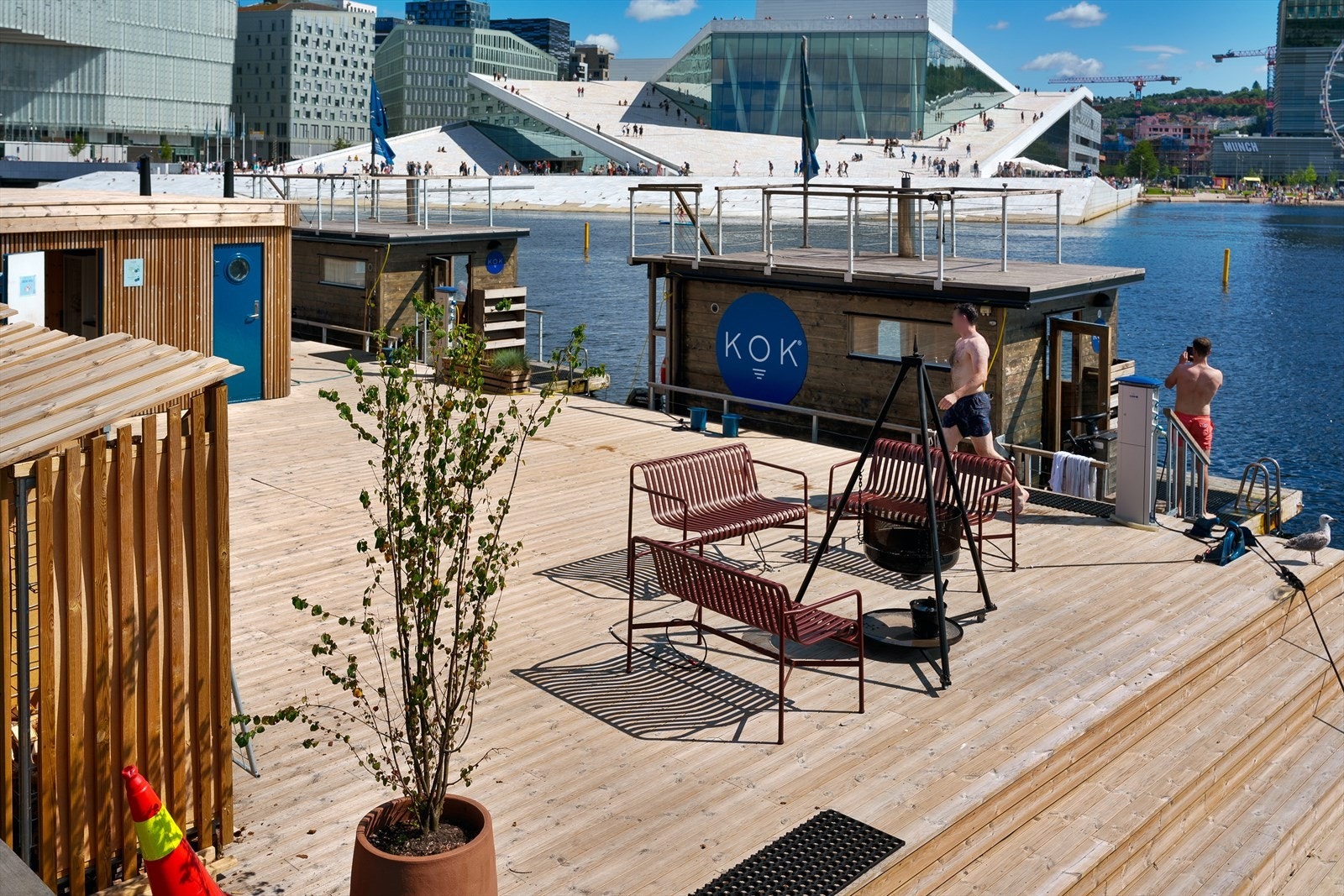 KOK Oslo Sauna er en flytende badstue i Oslofjorden hvor du kan kombinere varm sauna med et forfriskende bad i sjøen. Galleribilde