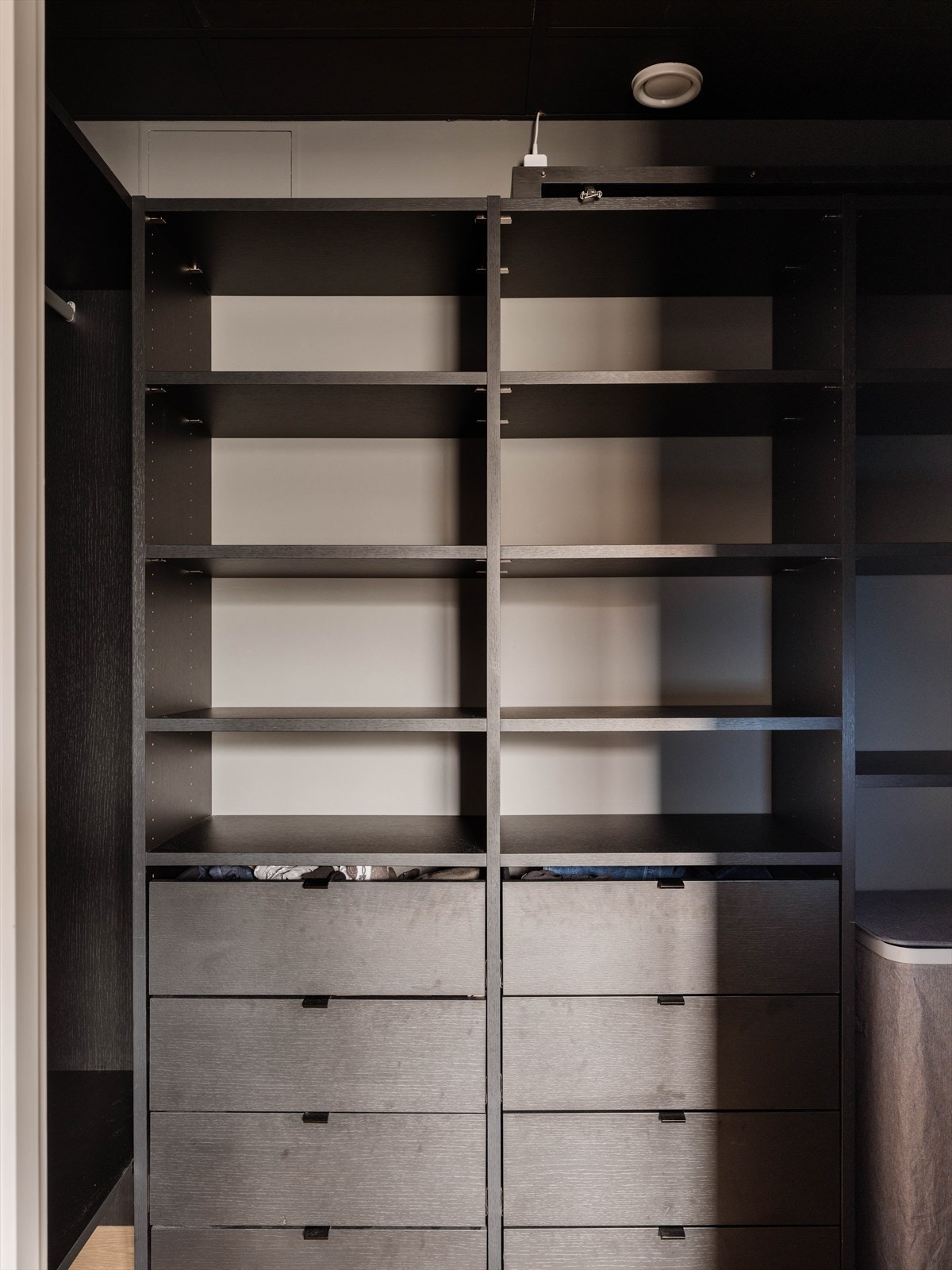 Dette gir en praktisk og oversiktlig oppbevaring, og understreker den gode bokomforten boligen tilbyr. Galleribilde