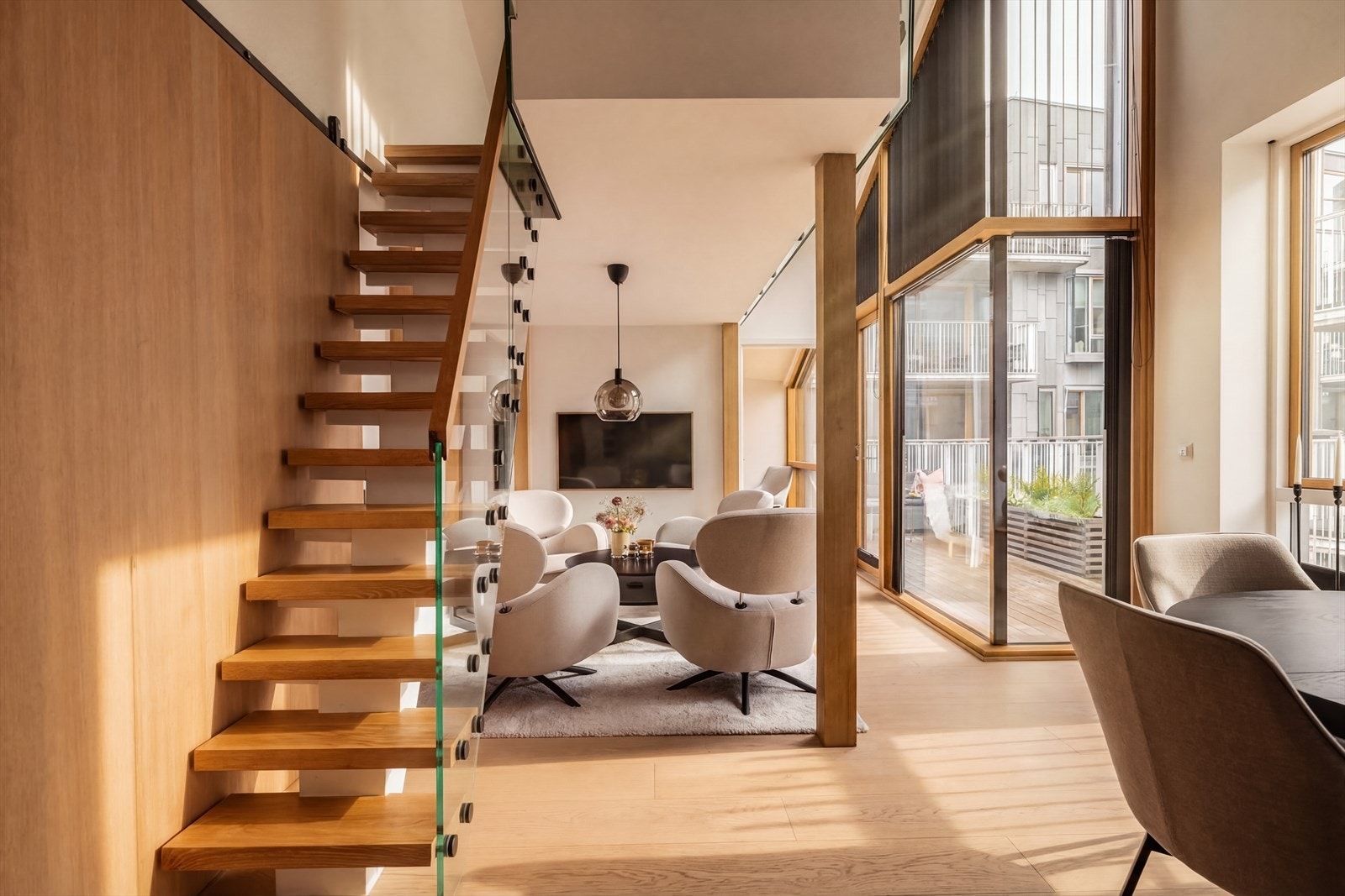 Mesaninen gir boligen et særpreg og tilfører ekstra rom med fleksible bruksmuligheter. Galleribilde