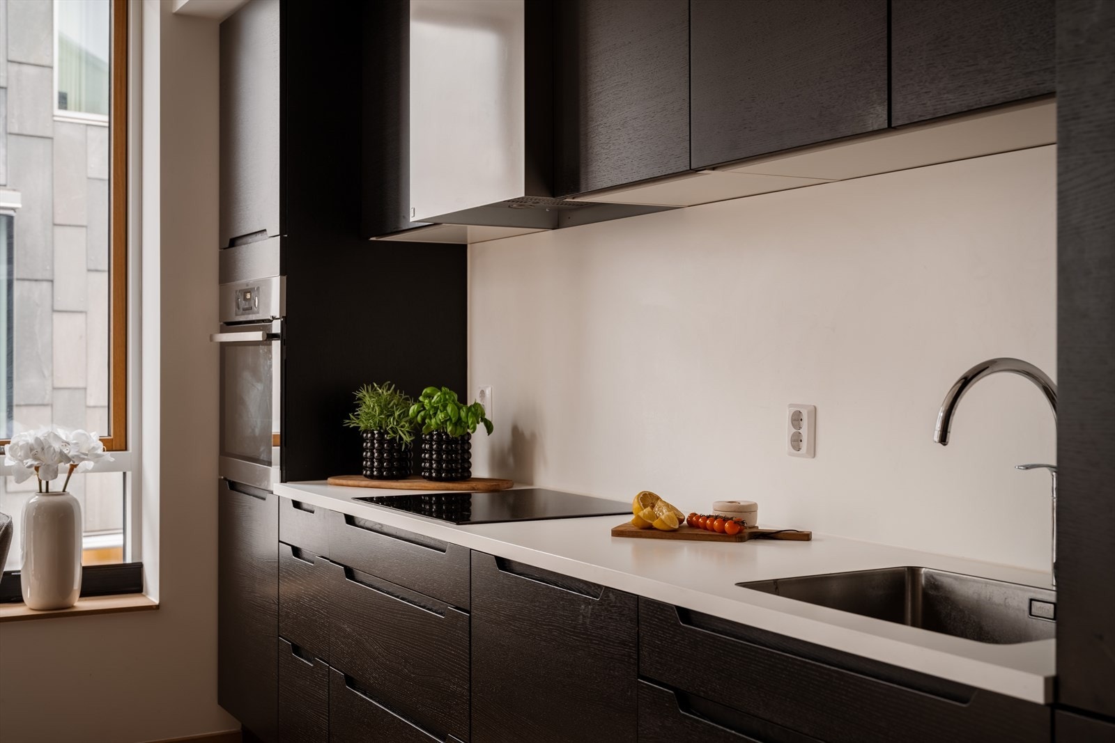 Det er meget god oppbevaringsplass i både skuffer og skap. Galleribilde