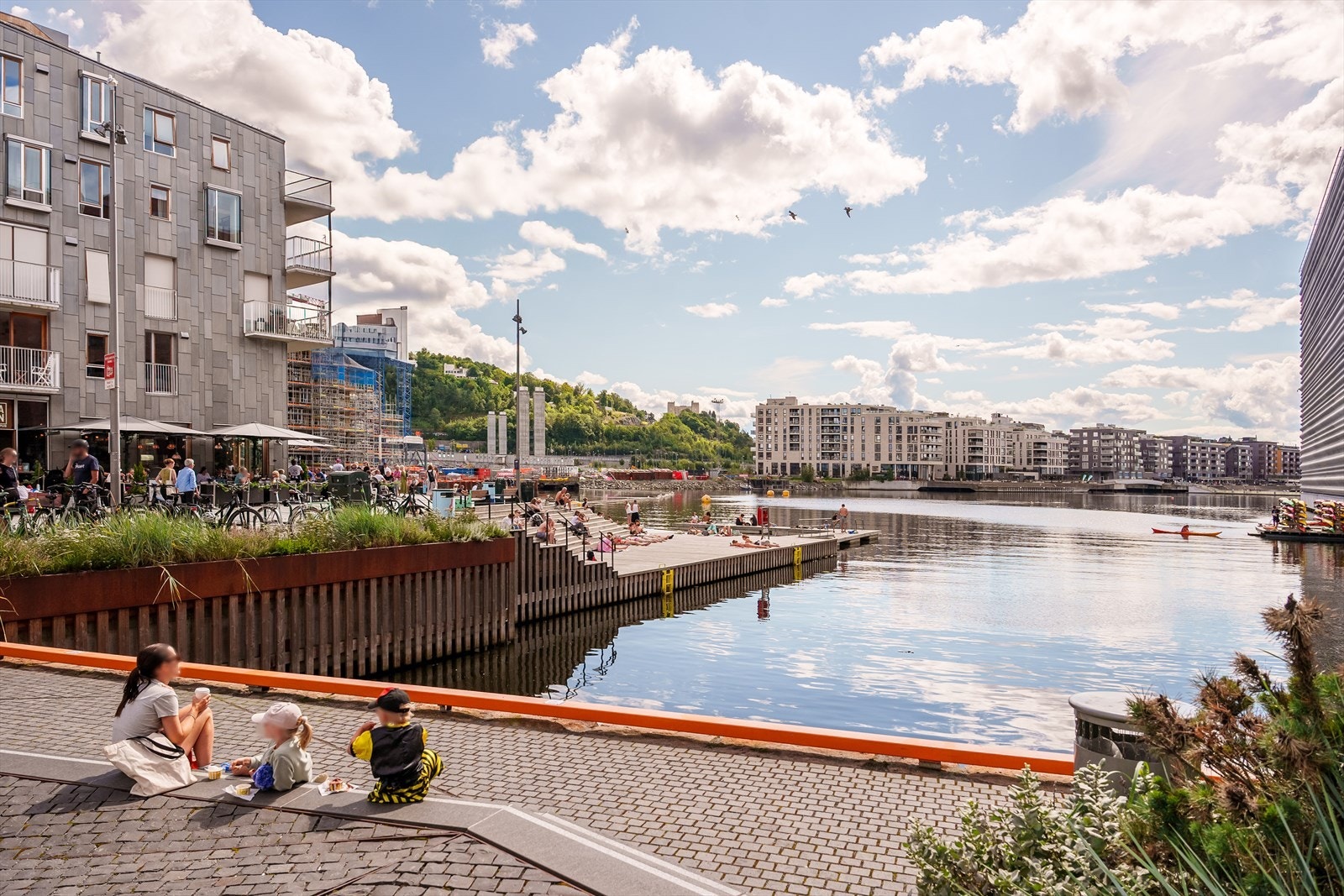 Om sommeren kan du ta kajakken fatt og legge til ved brygga for en is og et bad. Galleribilde