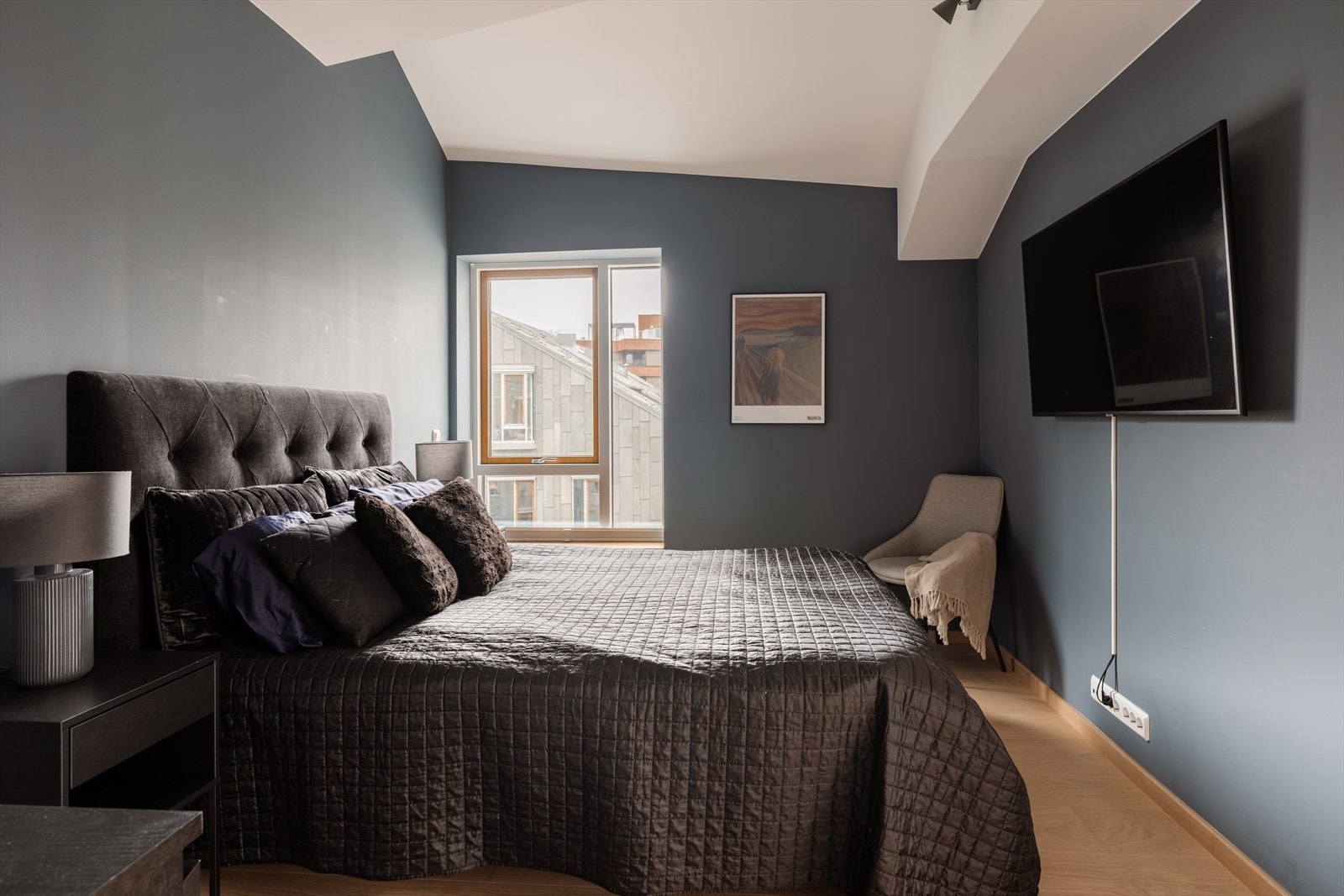 Rommet er av god størrelse med plass til dobbeltseng, nattbord og tilhørende møblering. Galleribilde