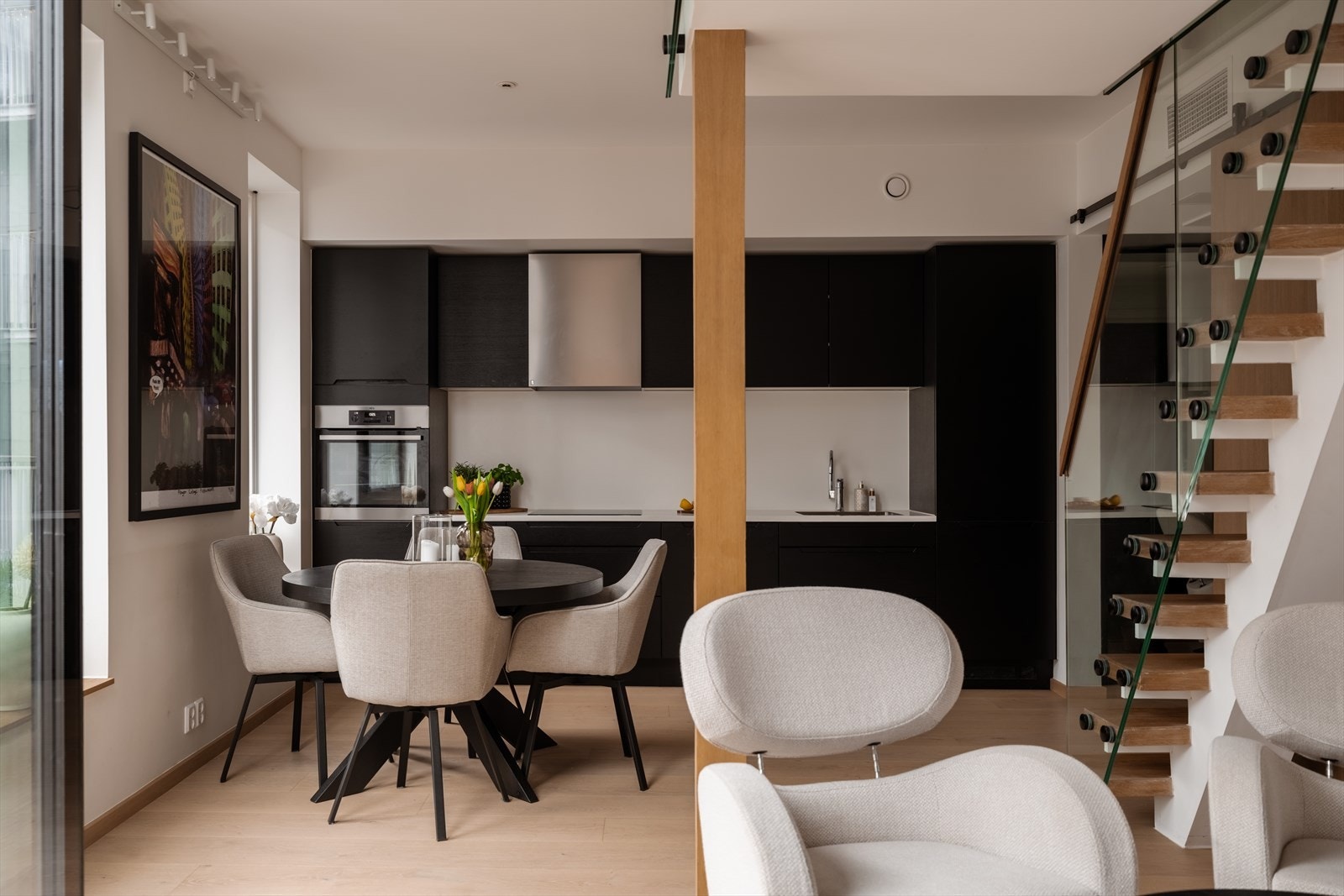 Leiligheten fremstår elegant og gjennomført med høy standard, takhøye vindusflater og en godt utnyttet planløsning. Galleribilde