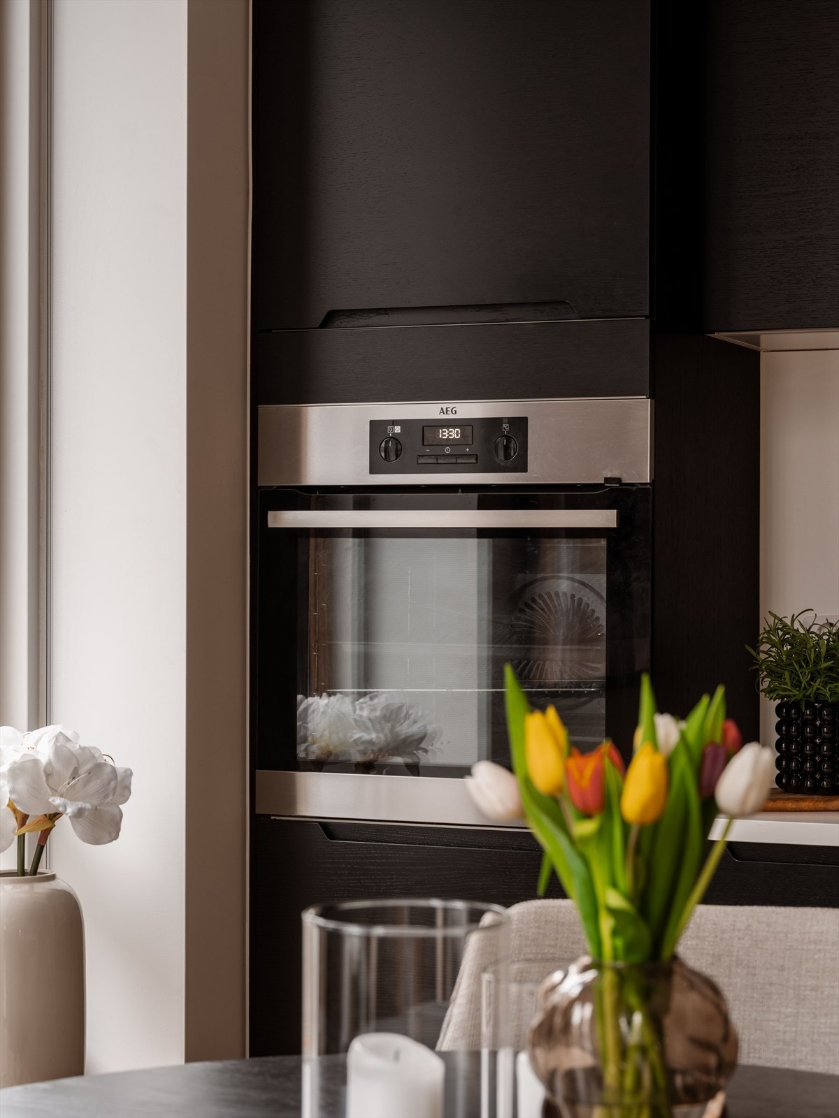 Det er integrerte hvitevarer som oppvaskmaskin, stekeovn, induksjon koketopp og kjøleskap med frysedel. Galleribilde