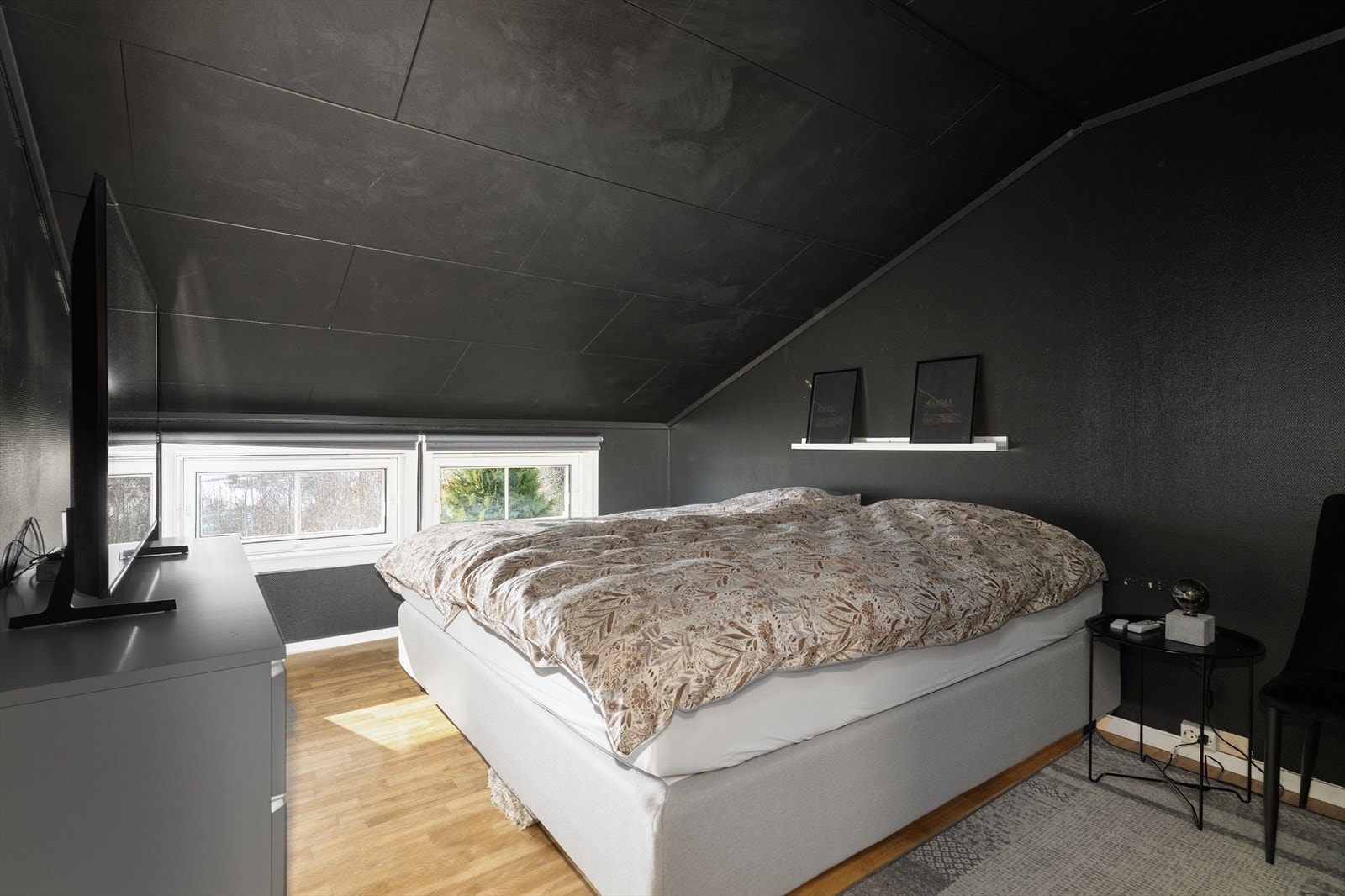 Hovedsoverommet var opprinnelig en del av gangen, men her er det satt opp en vegg og etablert et ekstra soverom. Galleribilde