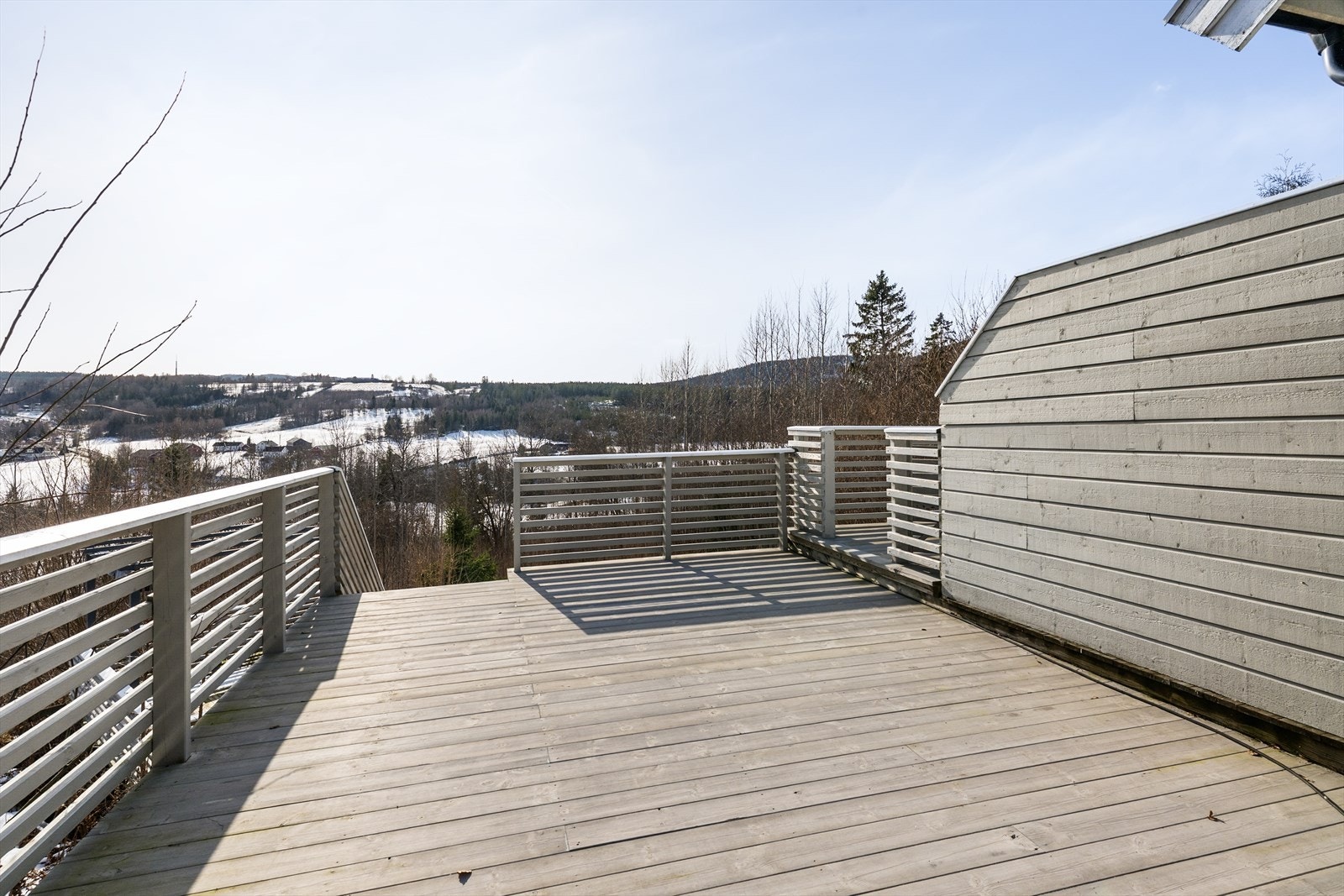 Den øvre delen av uteplassen er også utvidet. Her er det nå en stor uteplass hvor utsikten virkelig kan nytes til det fulle! Galleribilde