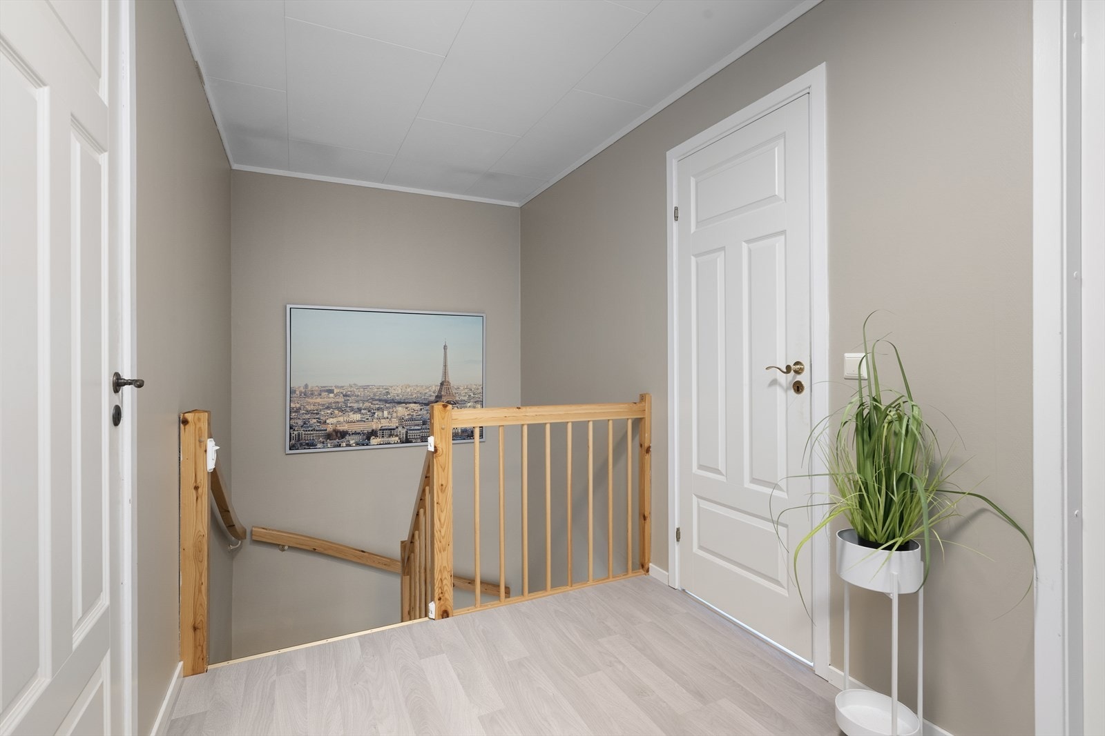 I boligens 2. etasje ligger de resterende soverommene, samt boligens andre bad. Galleribilde