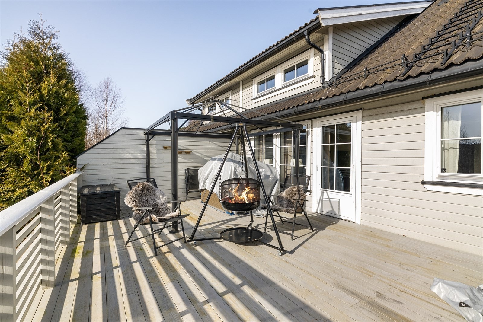 Her har boligen en flott uteplass fordelt inn i flere soner og nivåer. Galleribilde