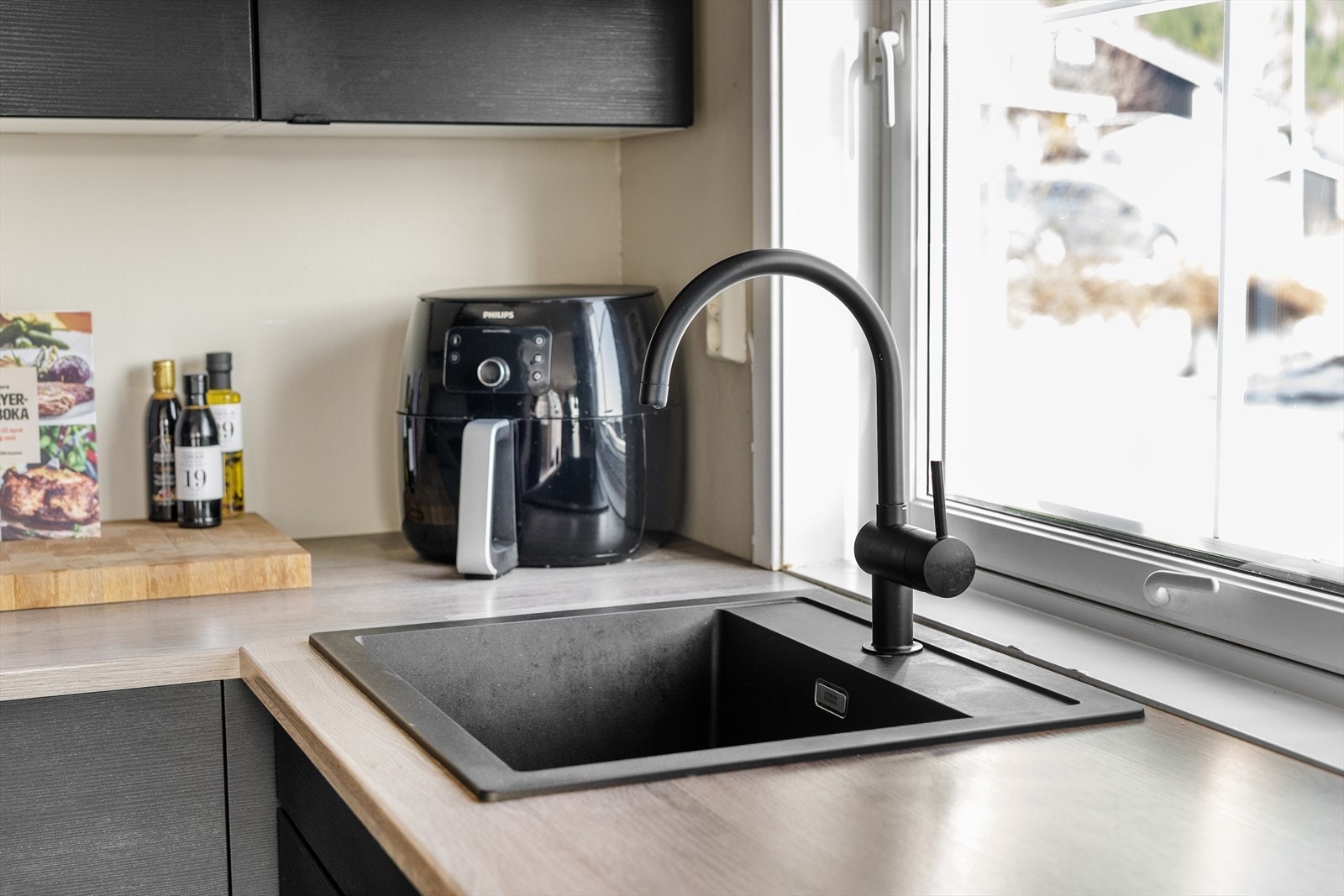 Innredningen har ventilator og integrerte hvitevarer som kjøl/ fryseskap, oppvaskmaskin og nedfelt induksjonstopp, samt stekeovn og mikro praktisk plassert i høyskap. Det er montert komfyrvakt. Galleribilde