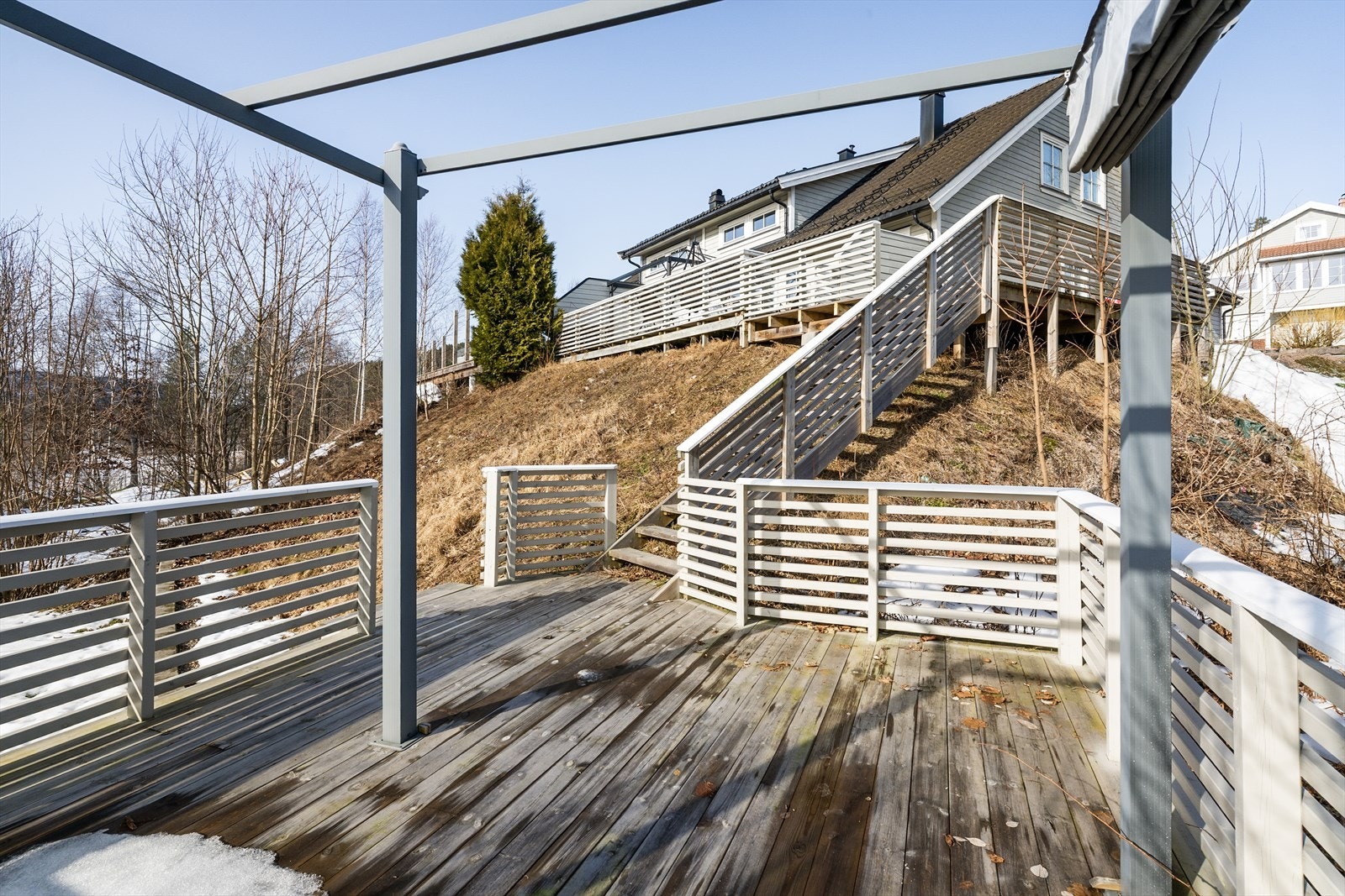 Videre ble uteplassen utvidet i 2022, og boligen har nå en stor og flott uteplass over flere nivåer. Galleribilde