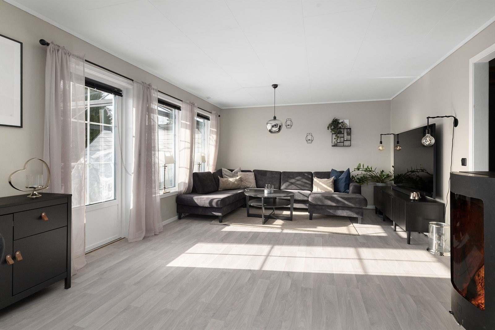 Boligen fremstår som en pen og innholdsrik del av tomannsbolig fra 2002 med god planløsning. Galleribilde