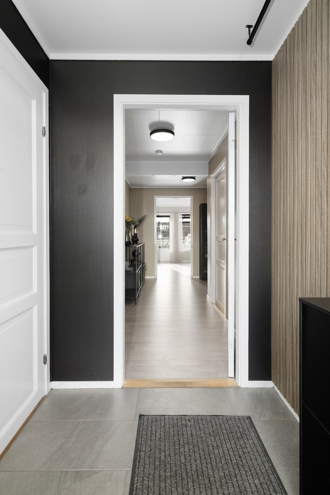 Entré har praktiske flis på gulv. Utgangsdør har styrt kodelås som ble montert av eier i 2021. Galleribilde