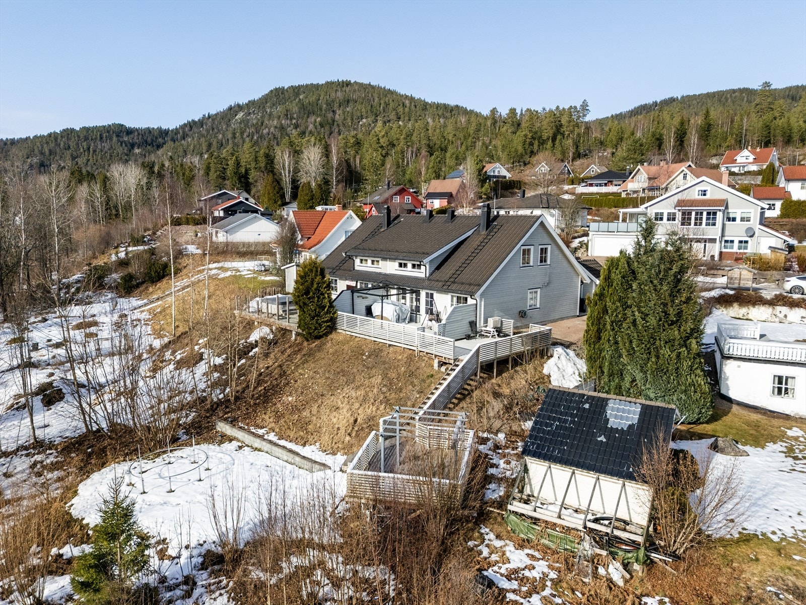Paviljonger som er satt opp på uteplasser, samt robotklipper og ved følger boligen ved salg. Galleribilde
