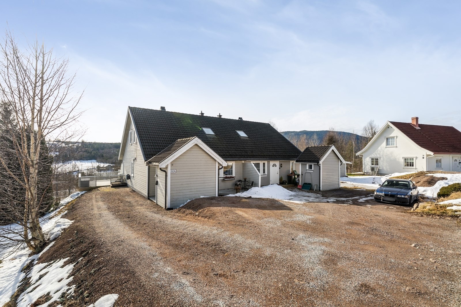 I 2022 ble innkjørselen utvidet, hage planert ut og det ble satt opp støttemur. Galleribilde