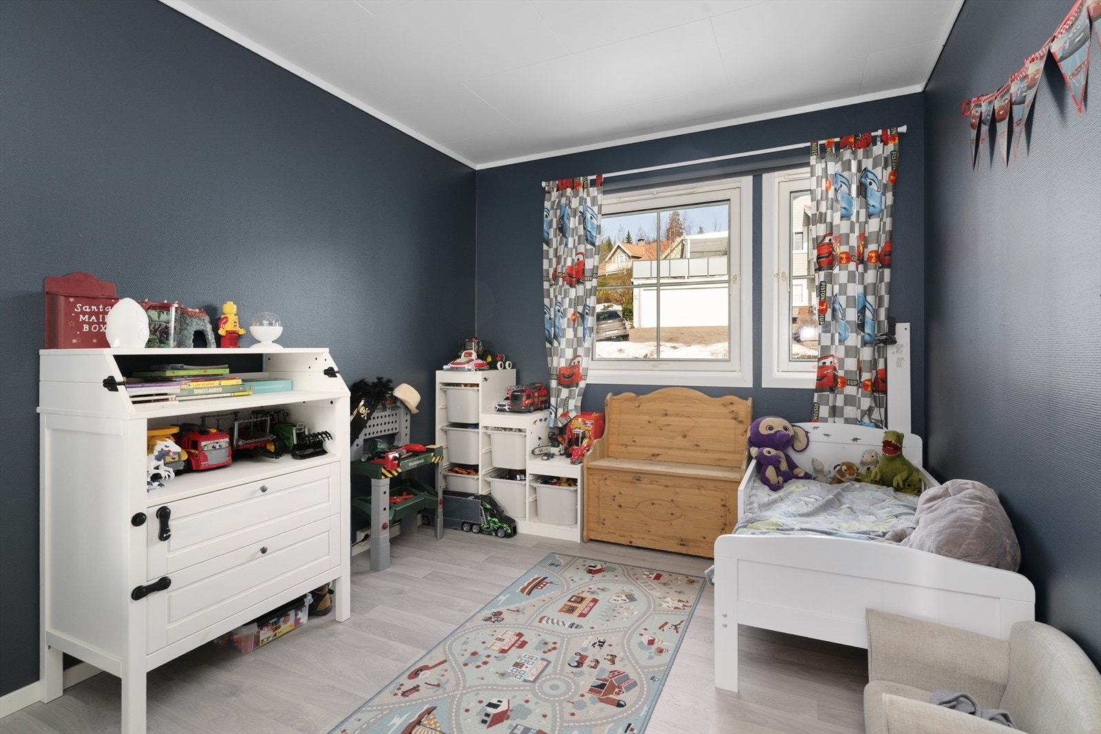 I boligen er det til sammen fire soverom, hvor et av soverommene ligger i boligens 1. etasje. Galleribilde