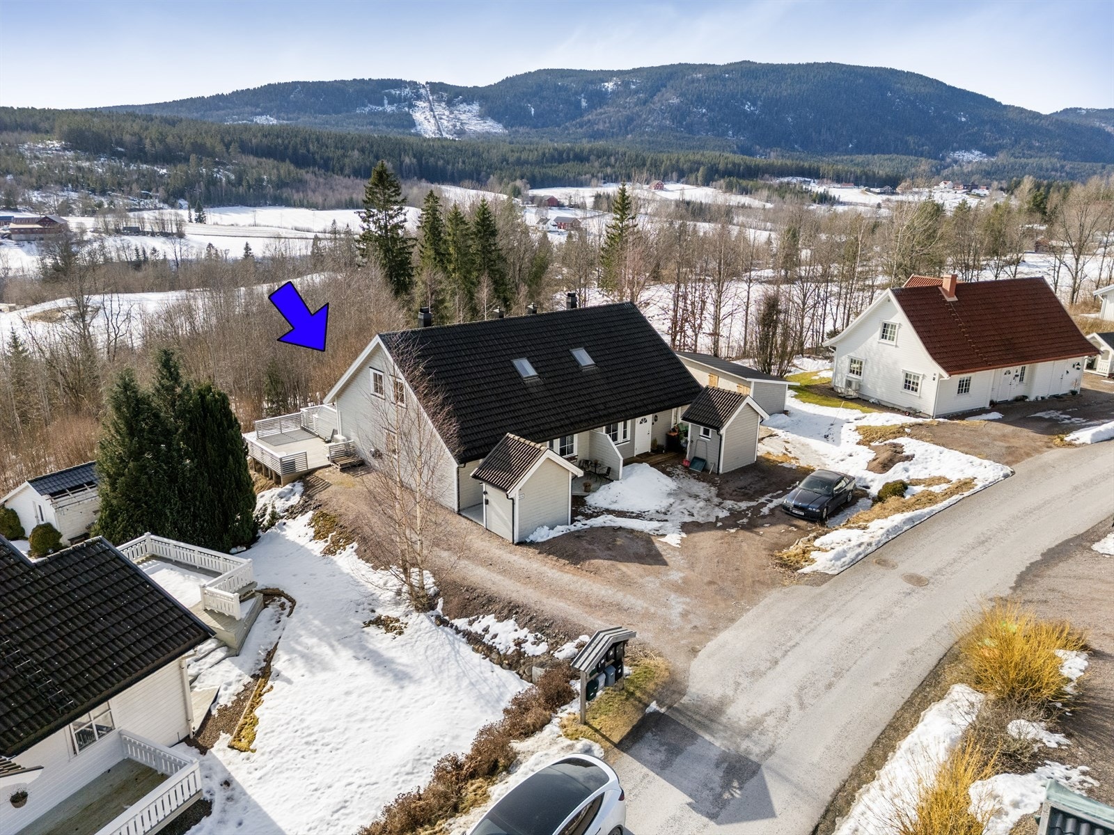 Boligen ligger høyt og fritt i ytterste rekke med nydelig utsikt på Snurråsen - et barnevennlig og attraktivt boligområde i Siljan. Det er ca. 2,5 km til sentrum med matbutikker og ungdomsskole, og ca. 5 km til barneskole, barnehage og idrettsplass. Galleribilde