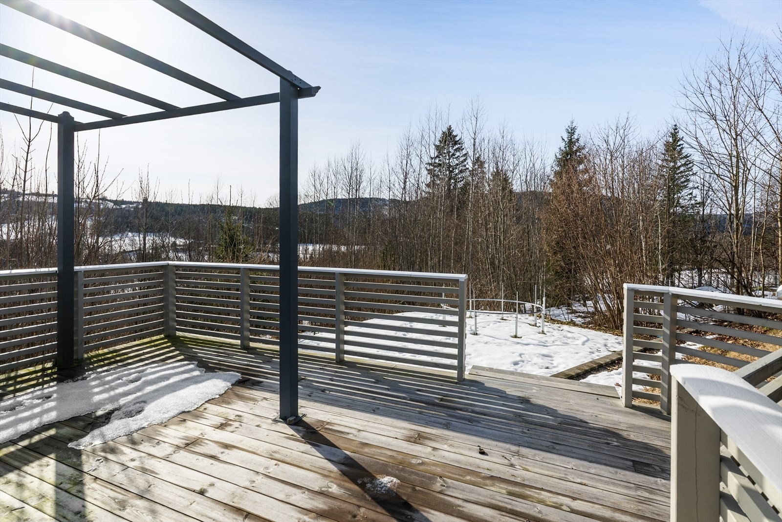 En trapp binder uteplassene sammen, og den nedre delen av uteplassen har adkomst til en hyggelig hagedel. Galleribilde