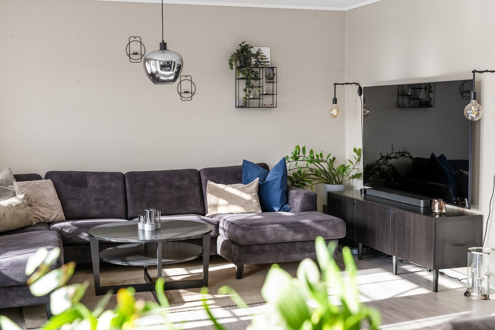 Stuen er lys og pen, og har god plass til både sofagruppe og spisestuebord. Galleribilde