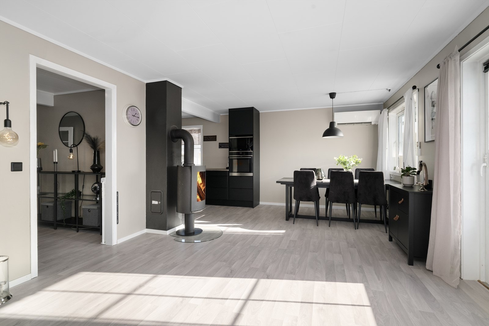 Ved spisesuteplassen er det også montert varmepumpe fra 2018. Sist service er utført i 2025. Galleribilde