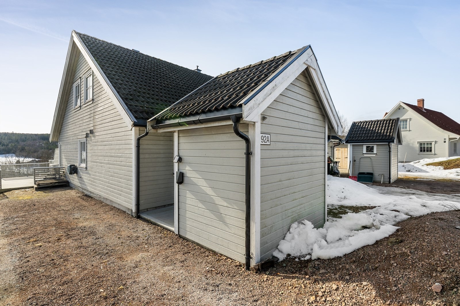 Det er oppført en utvendig bod på 5 kvm ved inngangspartiet. Det ble i 2021 montert elbillader. Galleribilde