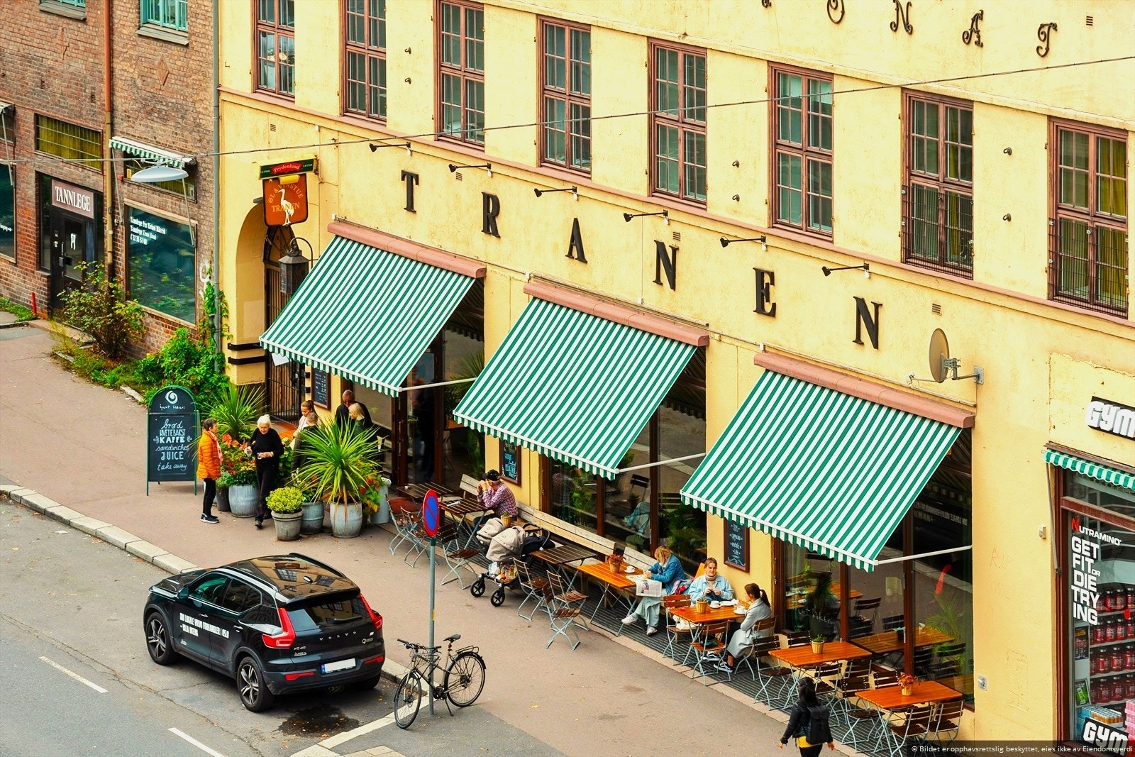 På legandariske Tranen får du fersk bakst og kaffe på dagtid, og pizza og drinker på kveldstid! I etasjen over Tranen skjuler det seg en "hemmelig" perle - Bar Amour. Galleribilde