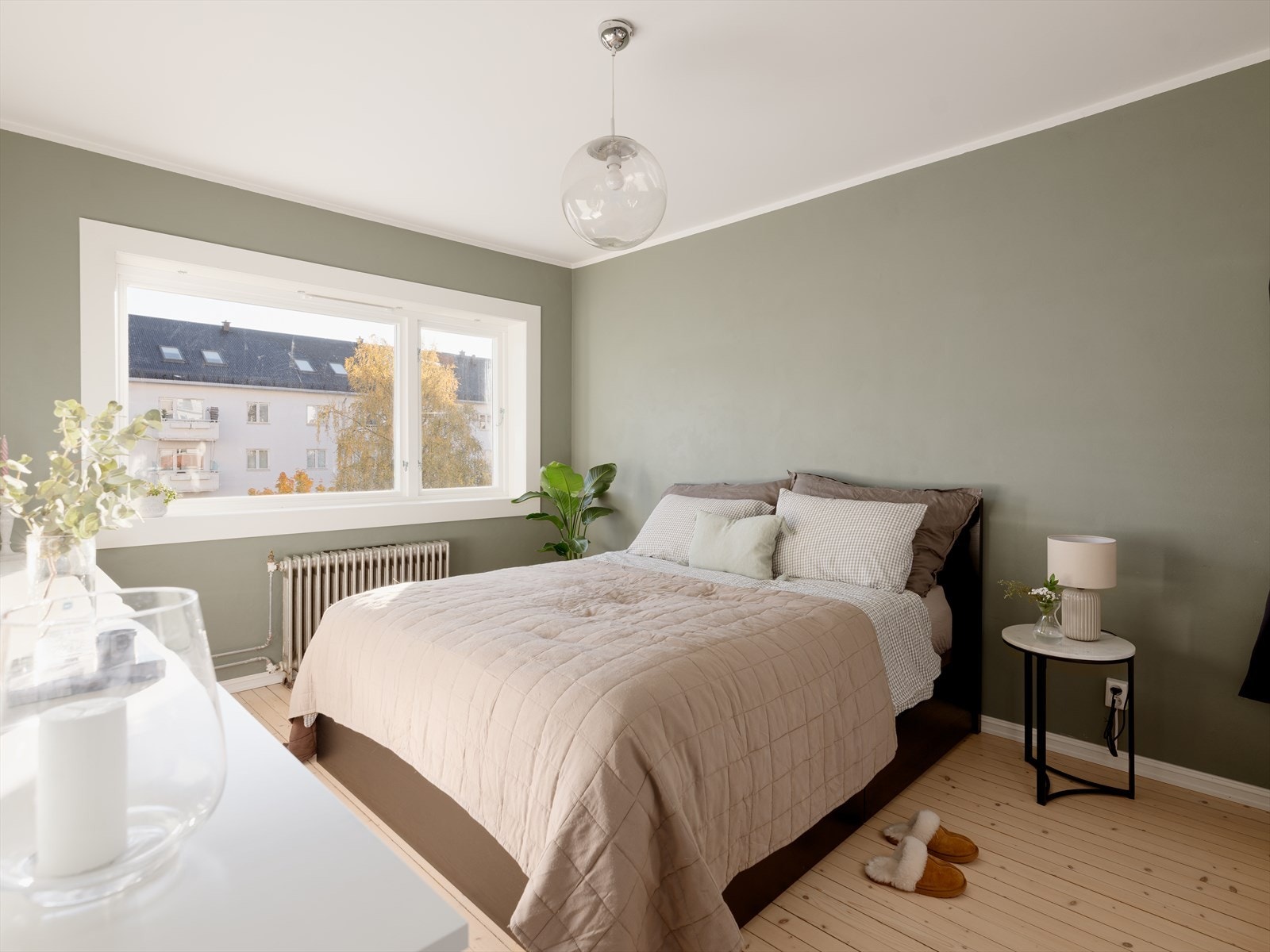 Soverommet er av god størrelse, med plass til både dobbeltseng, tilhørende nattbord og garderobe. Galleribilde