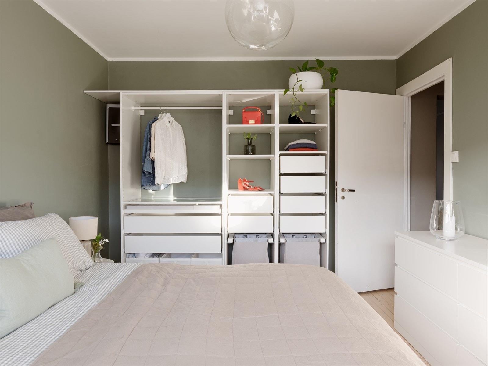 Her er det godt med plass til garderobeskap og kommode, for oppbevaring av klær. Rommets størrelse gir også mulighet for skrivebord. Galleribilde