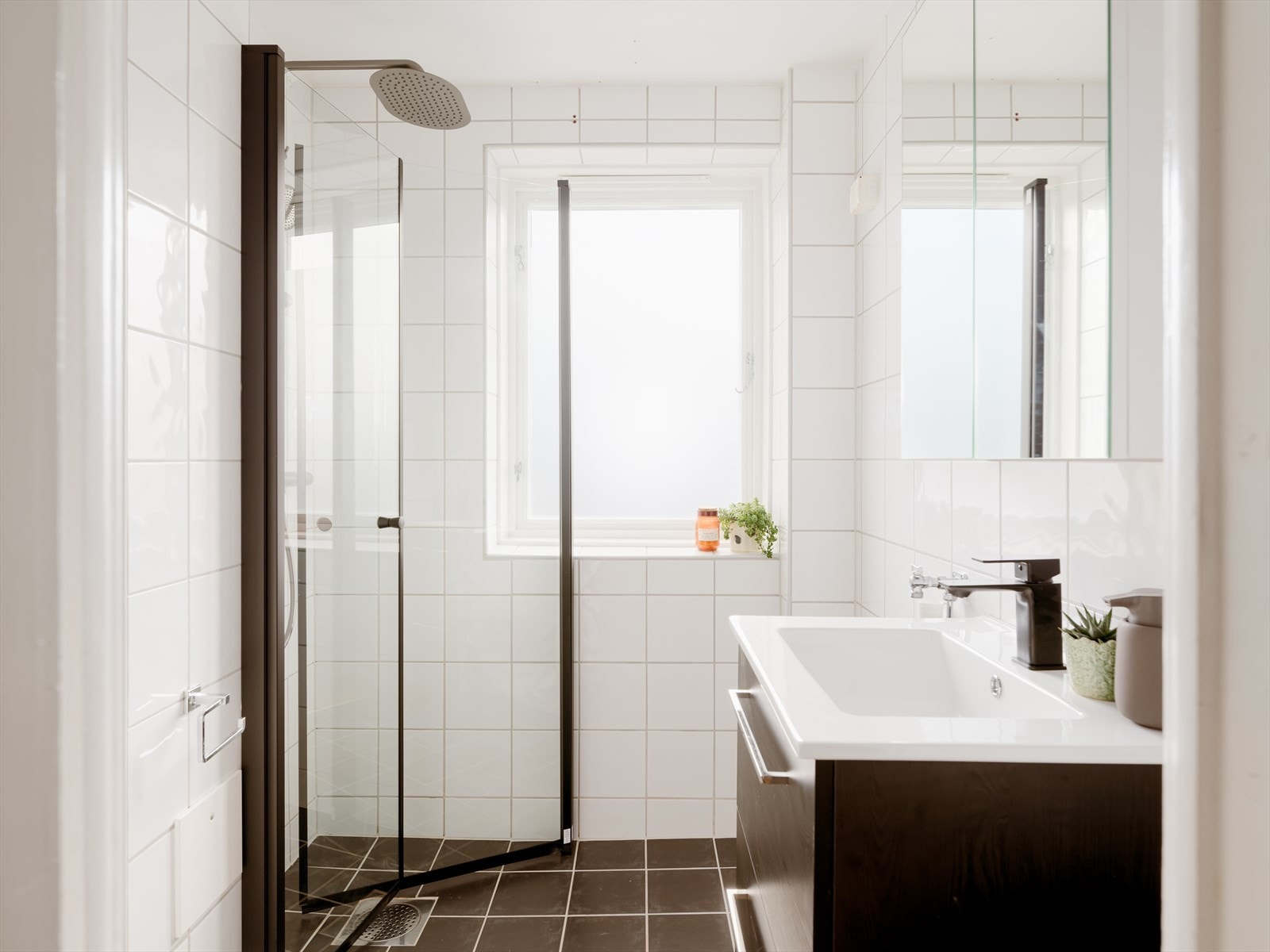 Leiligheten har et lyst flislagt baderom med opplegg for vaskemaskin. Her er det til og med vindu på badet - det skal man ikke kimse av! Galleribilde