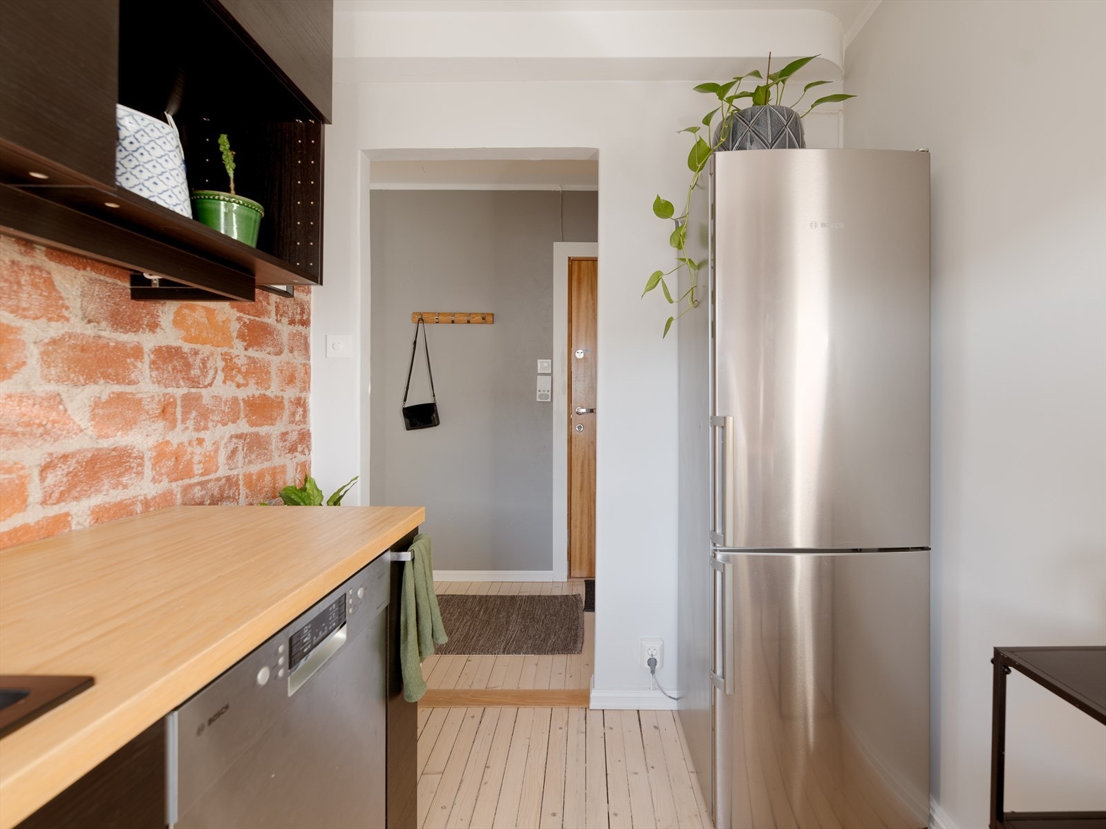 Kjøkkenet er utstyrt med integrerte hvitevarer som nedfelt platetopp, stekeovn og oppvaskmaskin. Det er også plass til frittstående kjøleskap med frysedel. Galleribilde