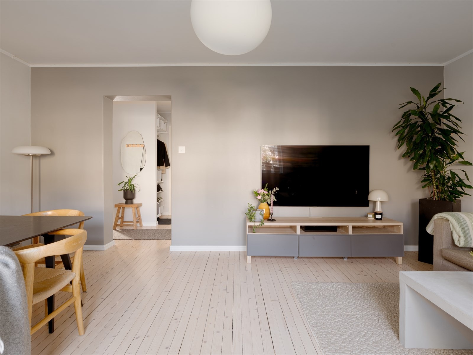 Leiligheten holdes god og lun på vintersid med fjernvarme til radiatorer. Både oppvarming med fjernvarme, varmtvann og internett er inkludert i felleskostnadene. Galleribilde