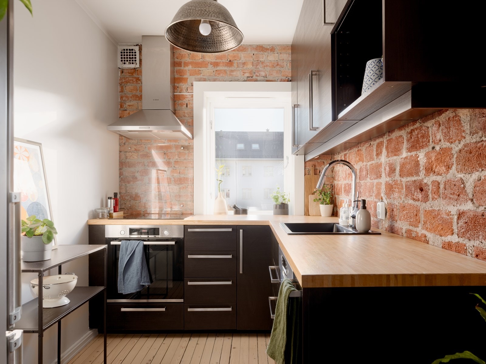 Boligen har et separat, hyggelig kjøkken med vindu mot bakgård. Delikat og tidløs IKEA-kjøkkeninnredning fra 2019 med profilerte fronter og heltre benkeplate. Galleribilde