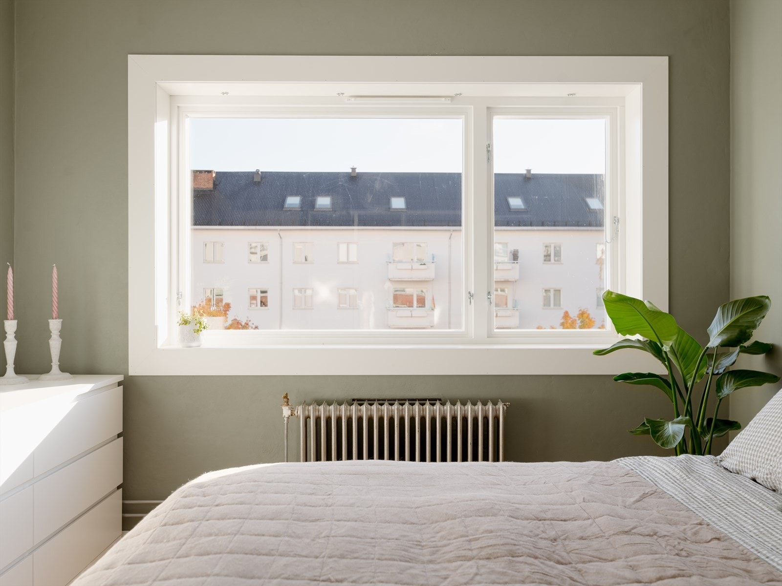 Den store vindusflaten slipper inn rikelig med lys, samtidig som rommet oppleves lunt og privat - et perfekt sted for hvile og avslapning. Galleribilde