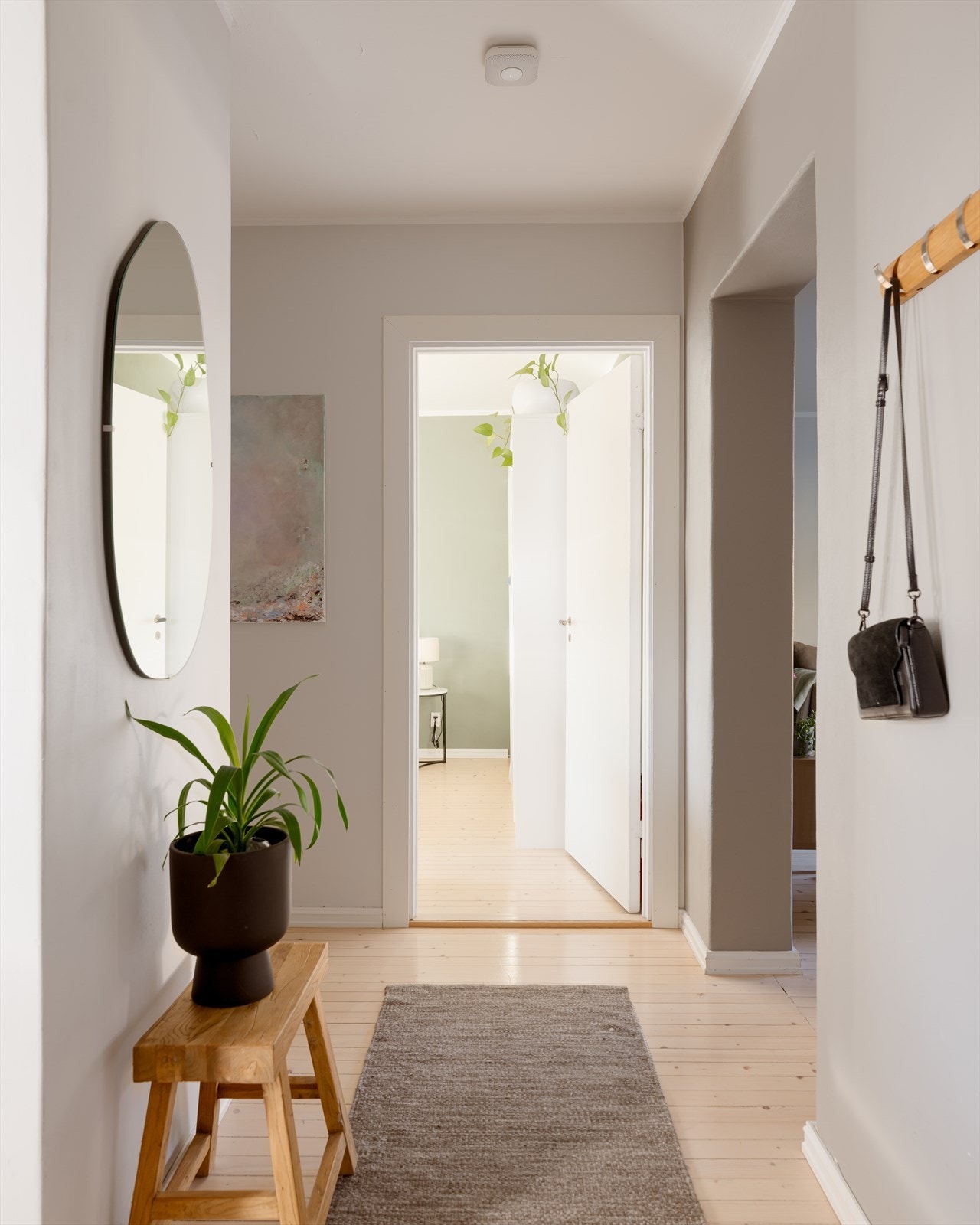 Flere naboer har flyttet kjøkkenet til stuen og laget et ekstra soverom, andre har satt opp lettvegg i stuen. Galleribilde