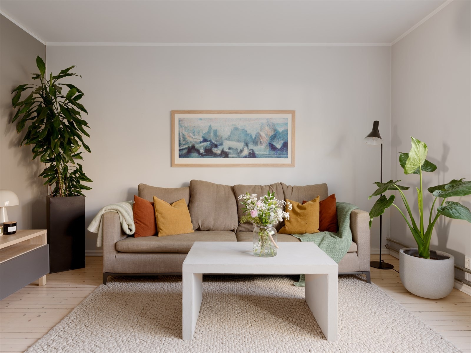 Stuen er det naturlige oppholdsrommet i leiligheten, og er et stort, lyst og fint rom for både avkobling og hygge. Galleribilde