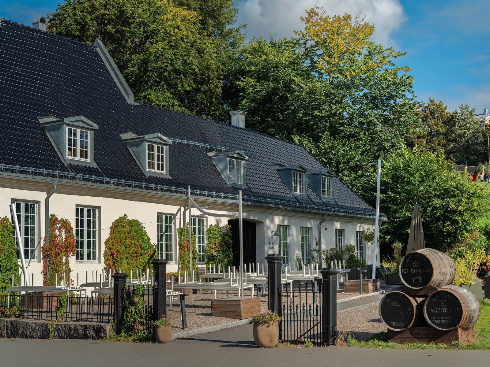 Radegast vinbar. Vinbaren på Nedre Foss Gård. Vinkartet består av ca. 800-900 ulike viner, der en god del også kan kjøpes på glass. Galleribilde