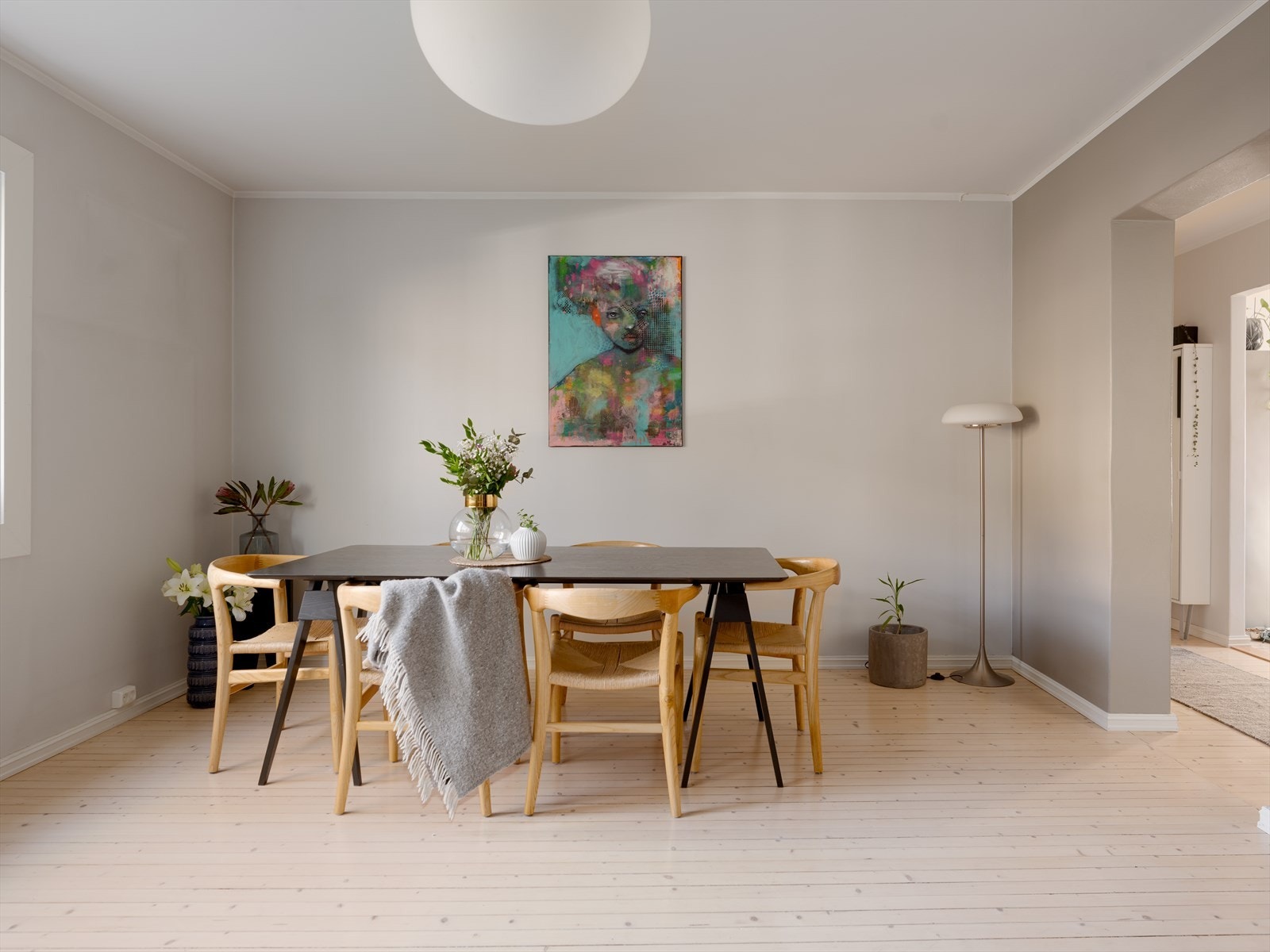 Stuen er romslig med god plass til sofagruppe med salongbord, mediemøblement med TV og et spisebord. Galleribilde