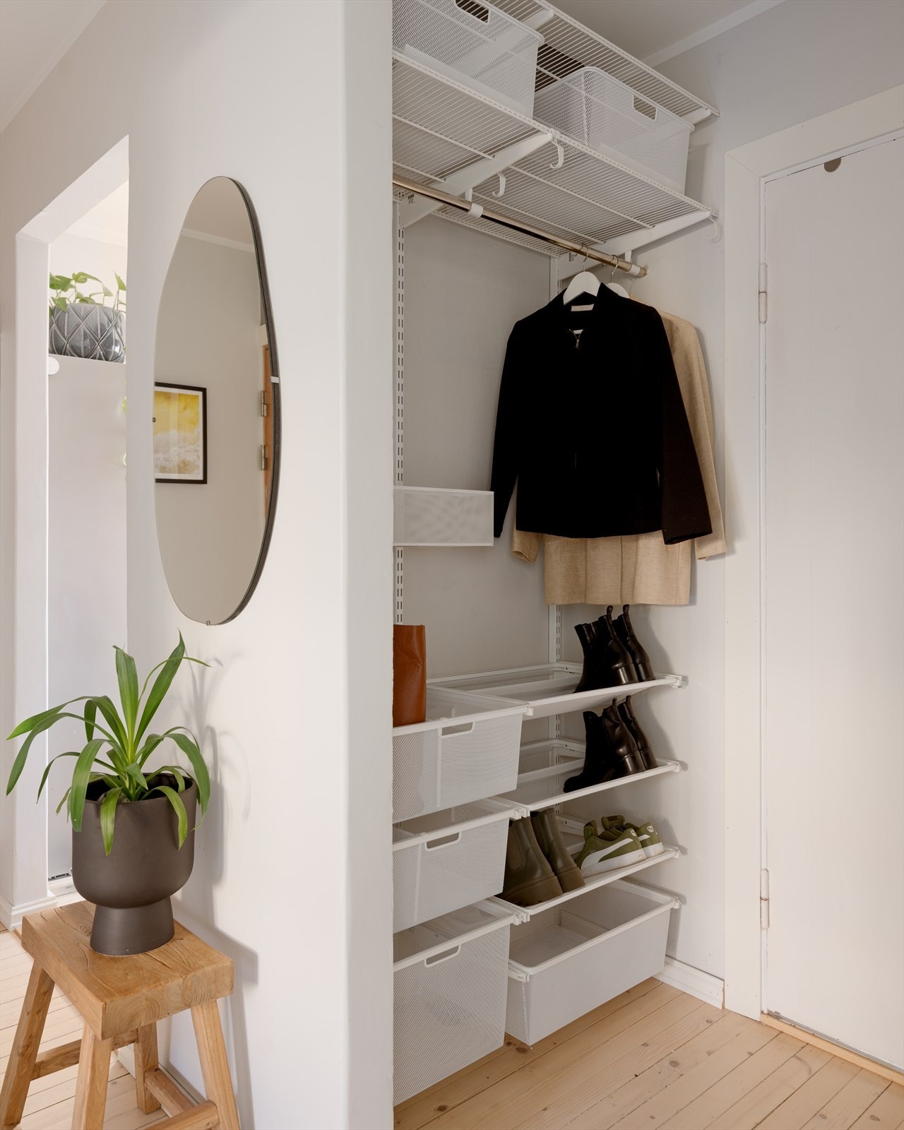 Praktisk garderobeløsning med både skuffer, oppheng og hyller sørger for rikelig med oppbevaringsplass til yttertøy og sko. Galleribilde