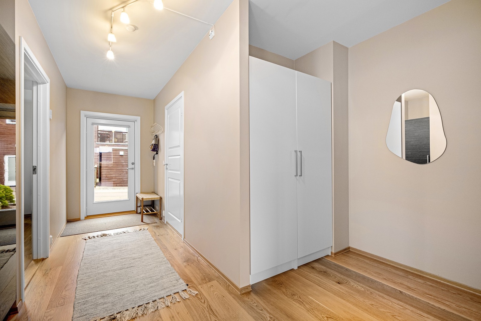 Lys og innbydende entré med plass til å henge fra seg yttertøy. Galleribilde
