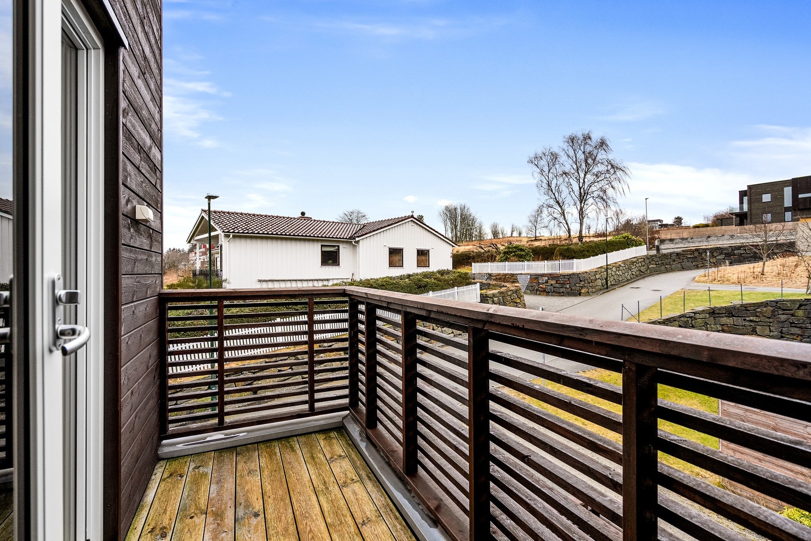 Fra soverommet er det utgang til balkong. Galleribilde